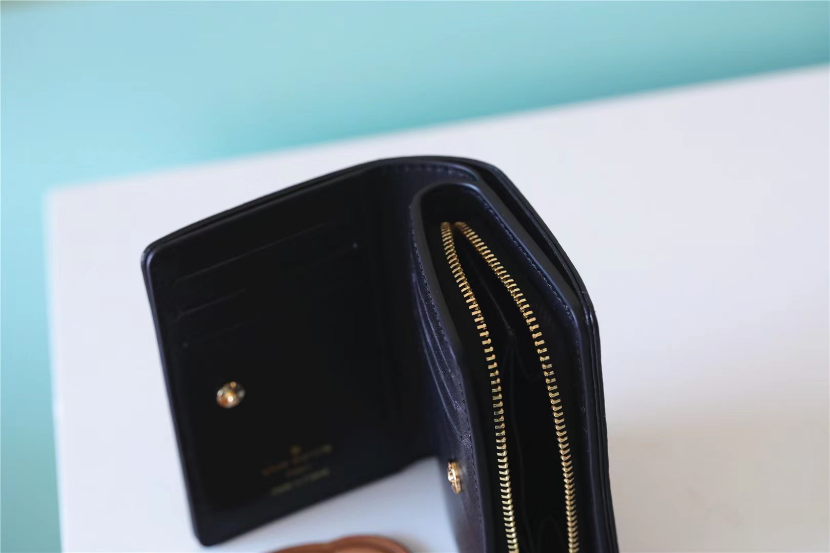 L0vis Vvtt0n Lou Wallet Monogram Embossed Black For Women 4.3in/11cm