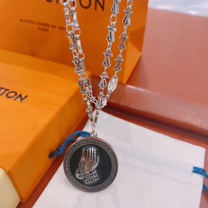 L0vis Vvtt0n LV Letter Necklace Silver For Women