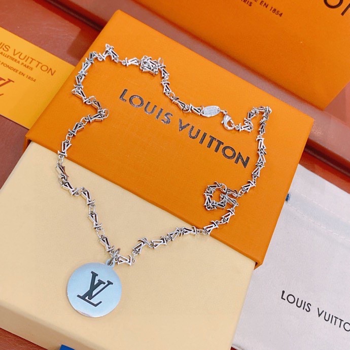 L0vis Vvtt0n LV Letter Necklace Silver For Women
