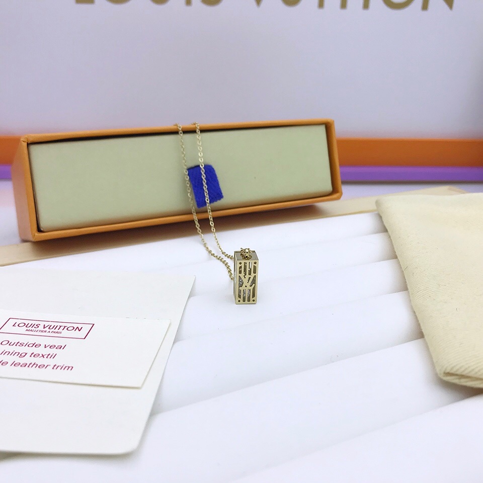 L0vis Vvtt0n Rectangular Pendant Necklace Gold Tone For Women