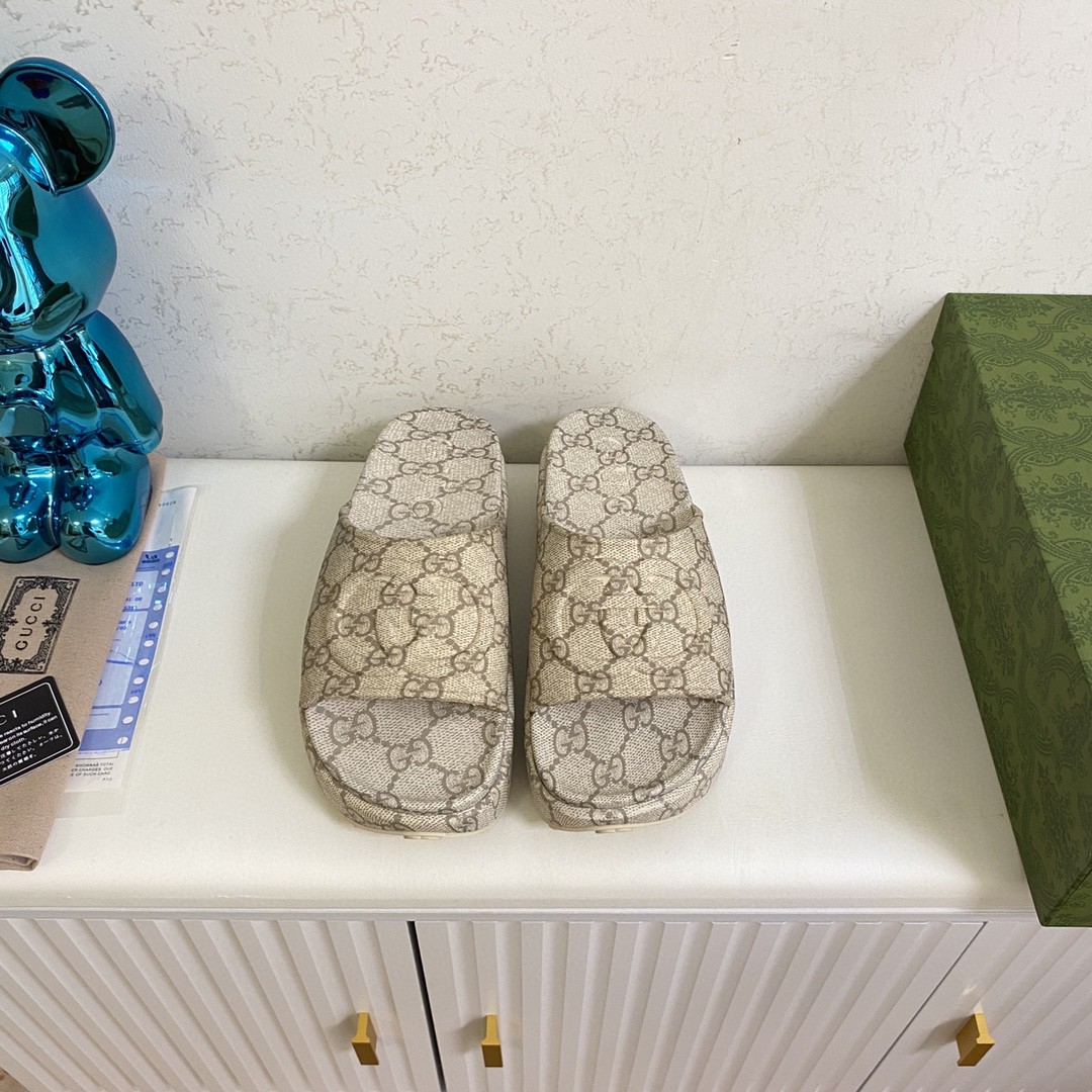 Gvc*1 Interlocking G Slide Sandal Beige For Men 725535 JAAC6 9742