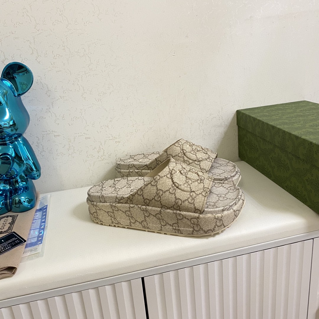 Gvc*1 Interlocking G Slide Sandal Beige For Men 725535 JAAC6 9742