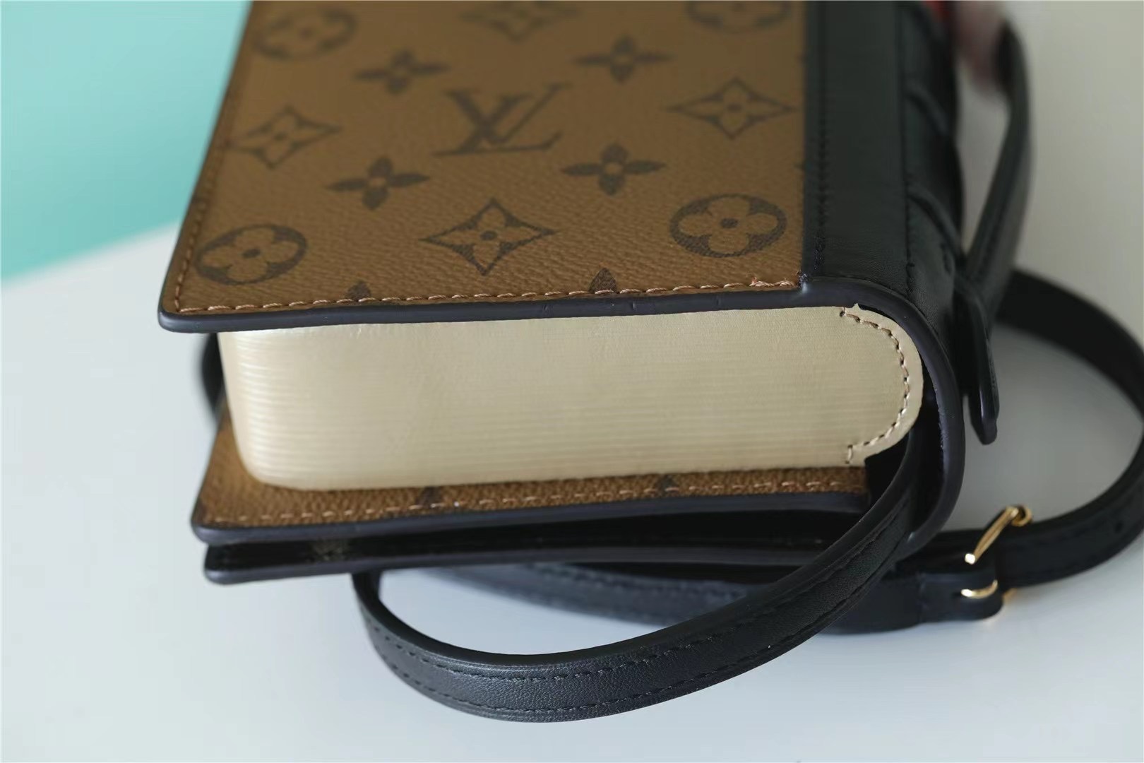 L0vis Vvtt0n LV Book Chain Wallet Brown For Women 7.9 in/ 20cm M81830