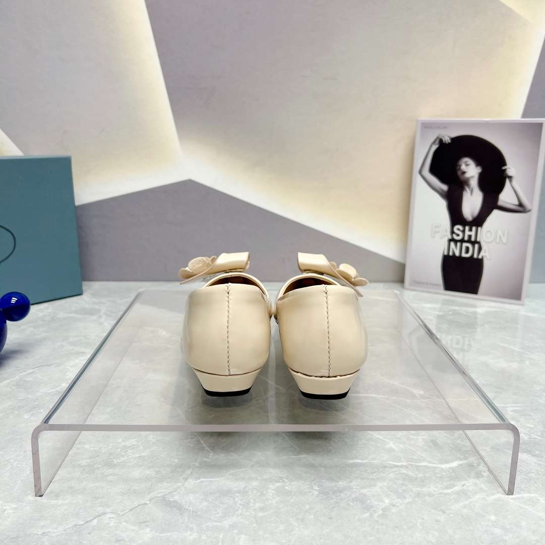 Pra*a Patent Pumps Cream For Women