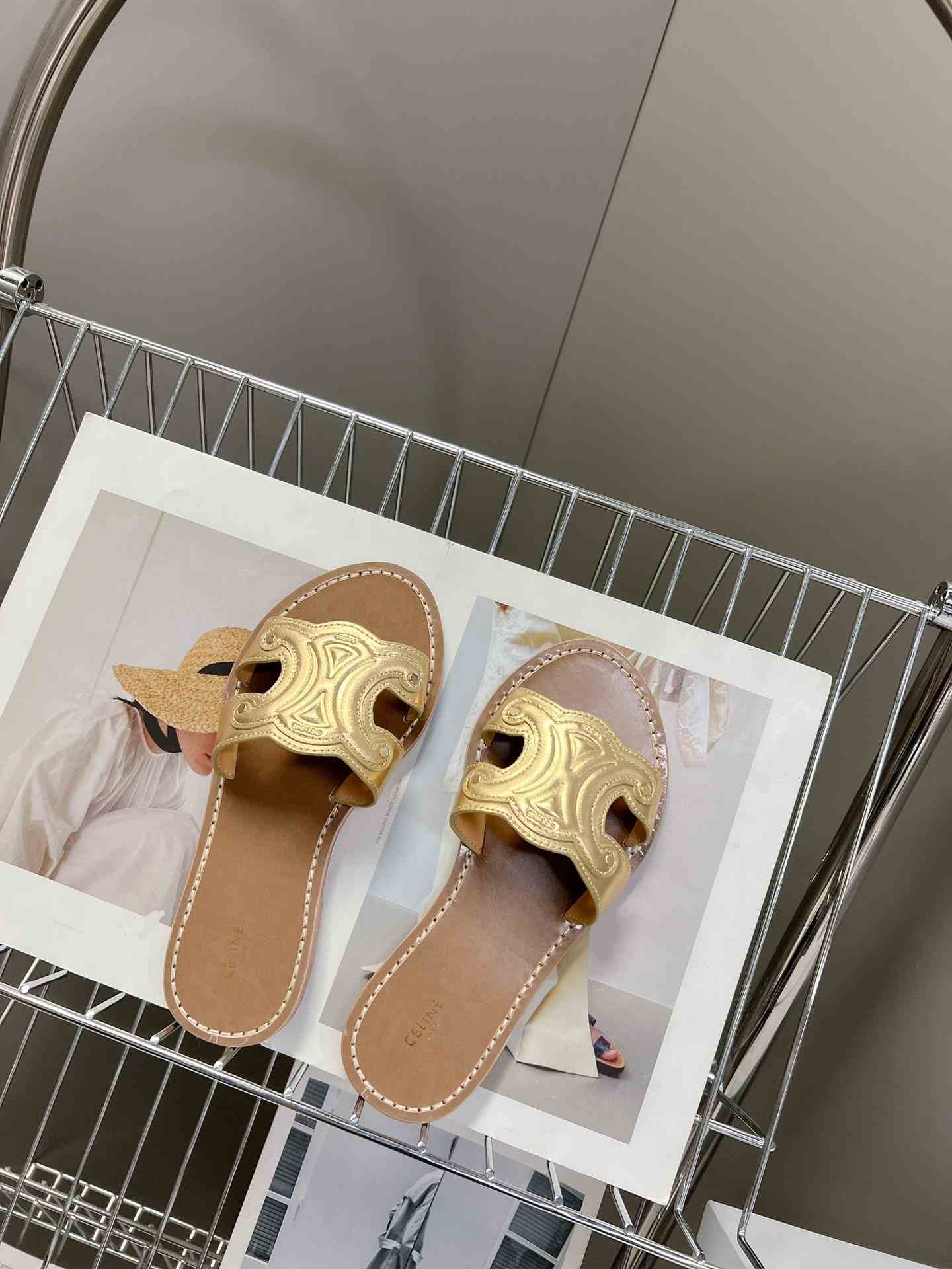 Ce1i*e Triomphe Mule In Metalized Gole Tone For Women