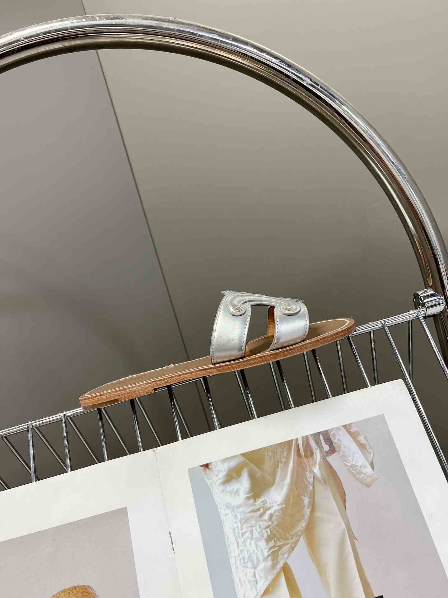 Ce1i*e Triomphe Mule In Metalized Sliver Tone For Women 352413093C.36PN