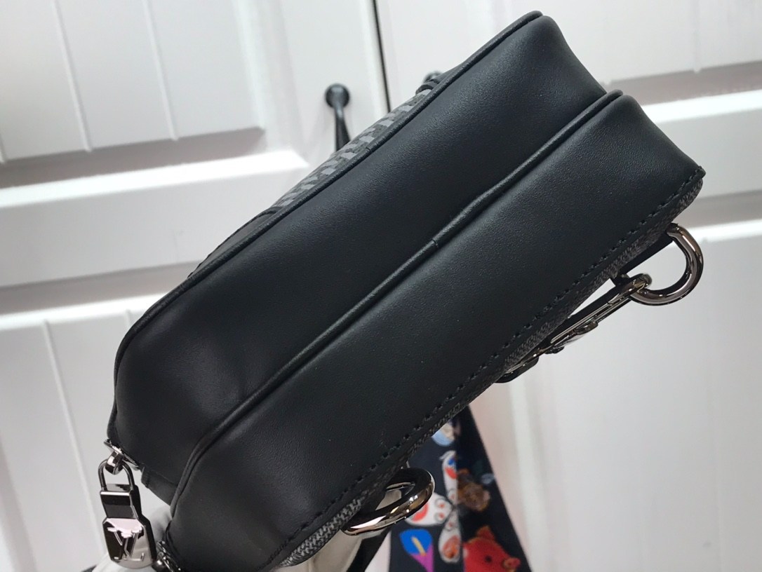 L0vis Vvtt0n Damier Graphite 3D Amazon Sling Bag Grey 21 cm/ 8.3 in