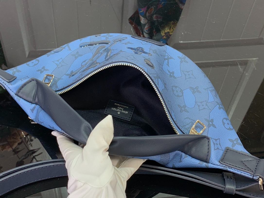 L0vis Vvtt0n Discovery Bumbag Blue For Men 44 cm/ 17.3 in M22576