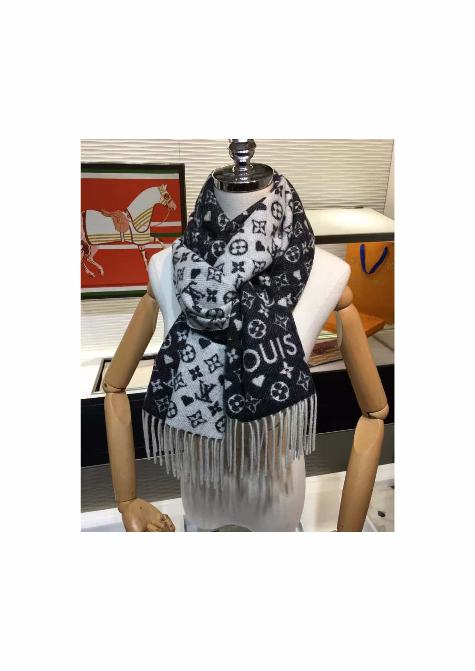 L0vis Vvtt0n Game On Scarf Black For Women MP2907