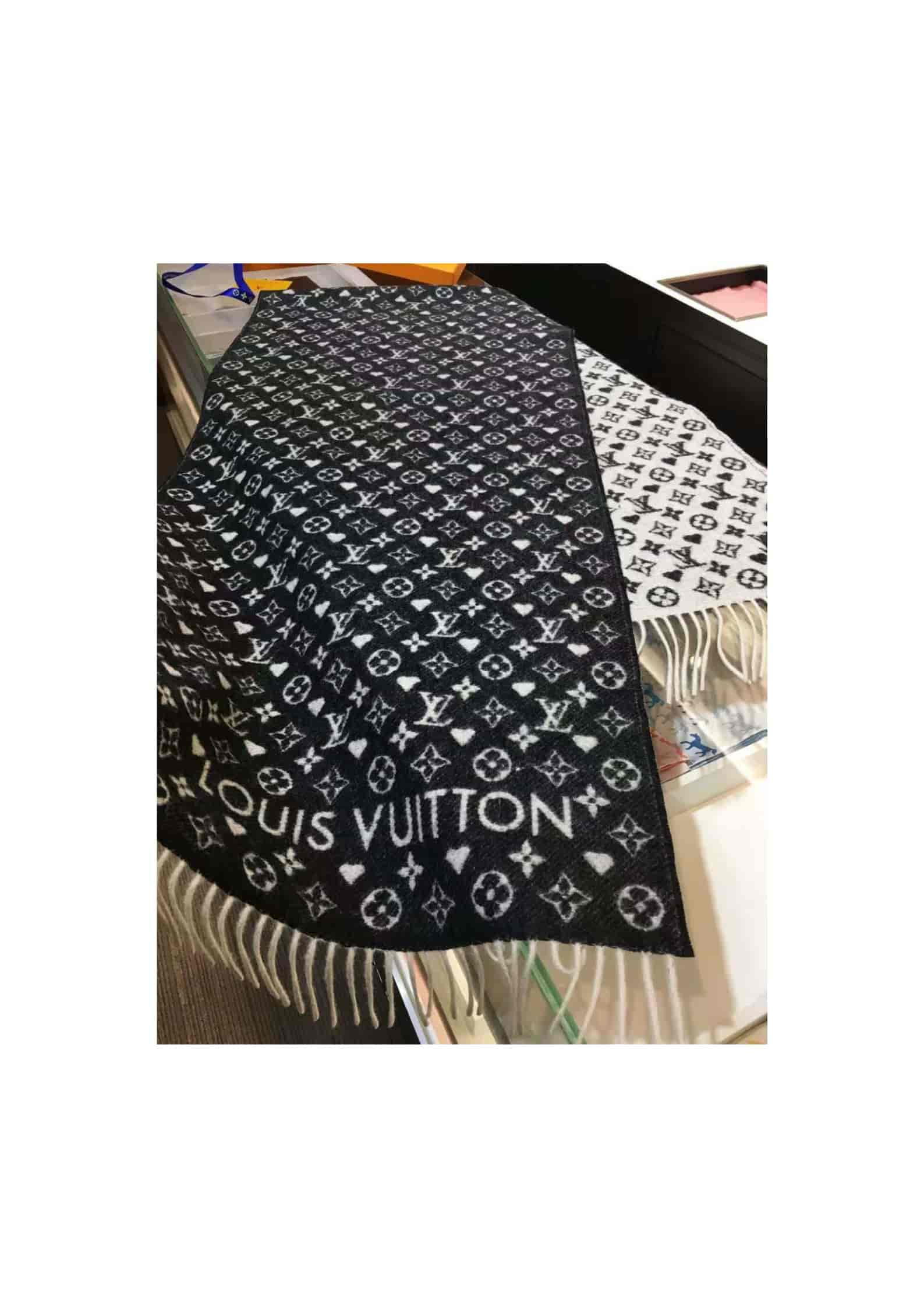 L0vis Vvtt0n Game On Scarf Black For Women MP2907