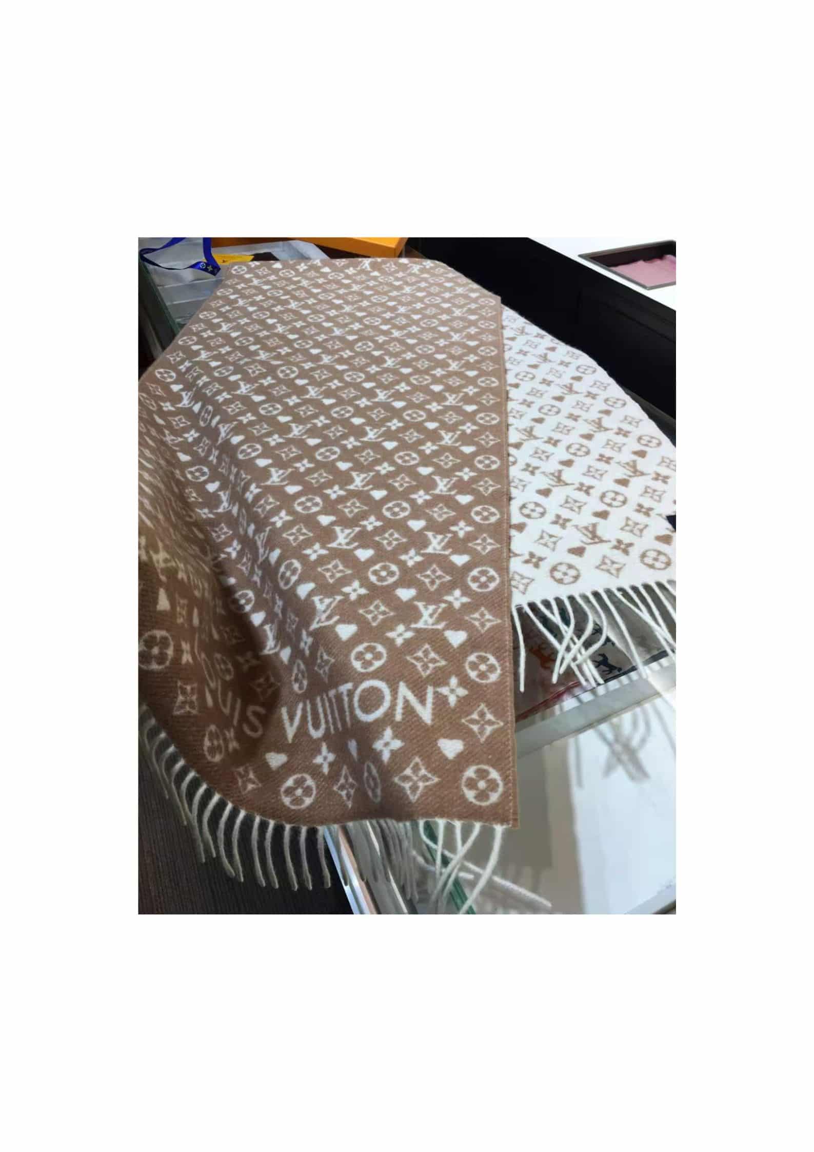 L0vis Vvtt0n Game On Scarf Brown For Women