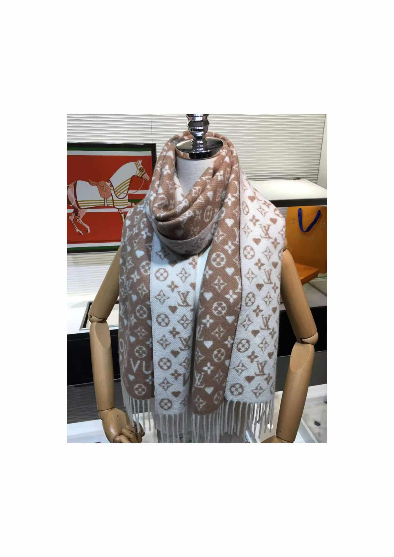 L0vis Vvtt0n Game On Scarf Brown For Women