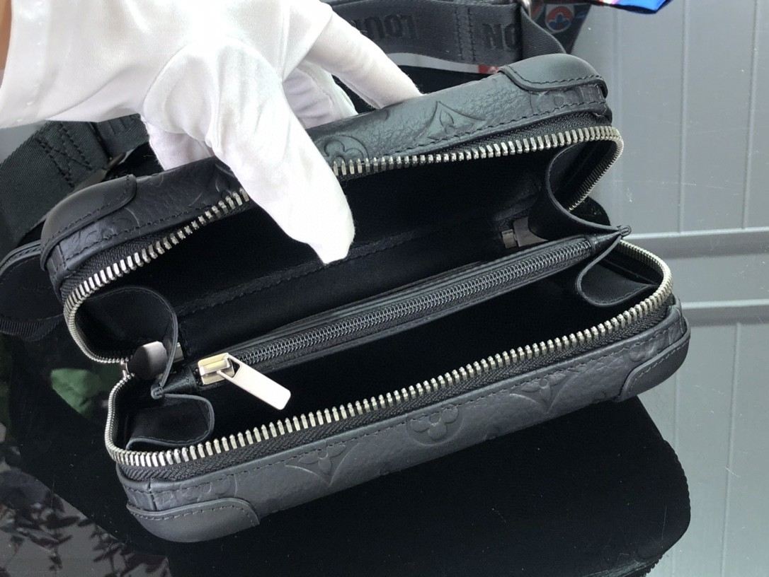 L0vis Vvtt0n Horizon Clutch Black 21cm/ 8.3 in