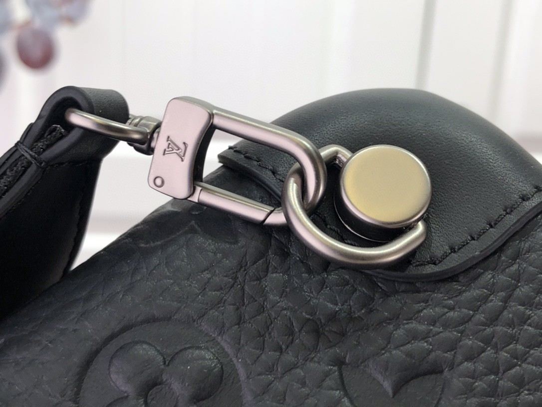 L0vis Vvtt0n Horizon Clutch Black 21cm/ 8.3 in