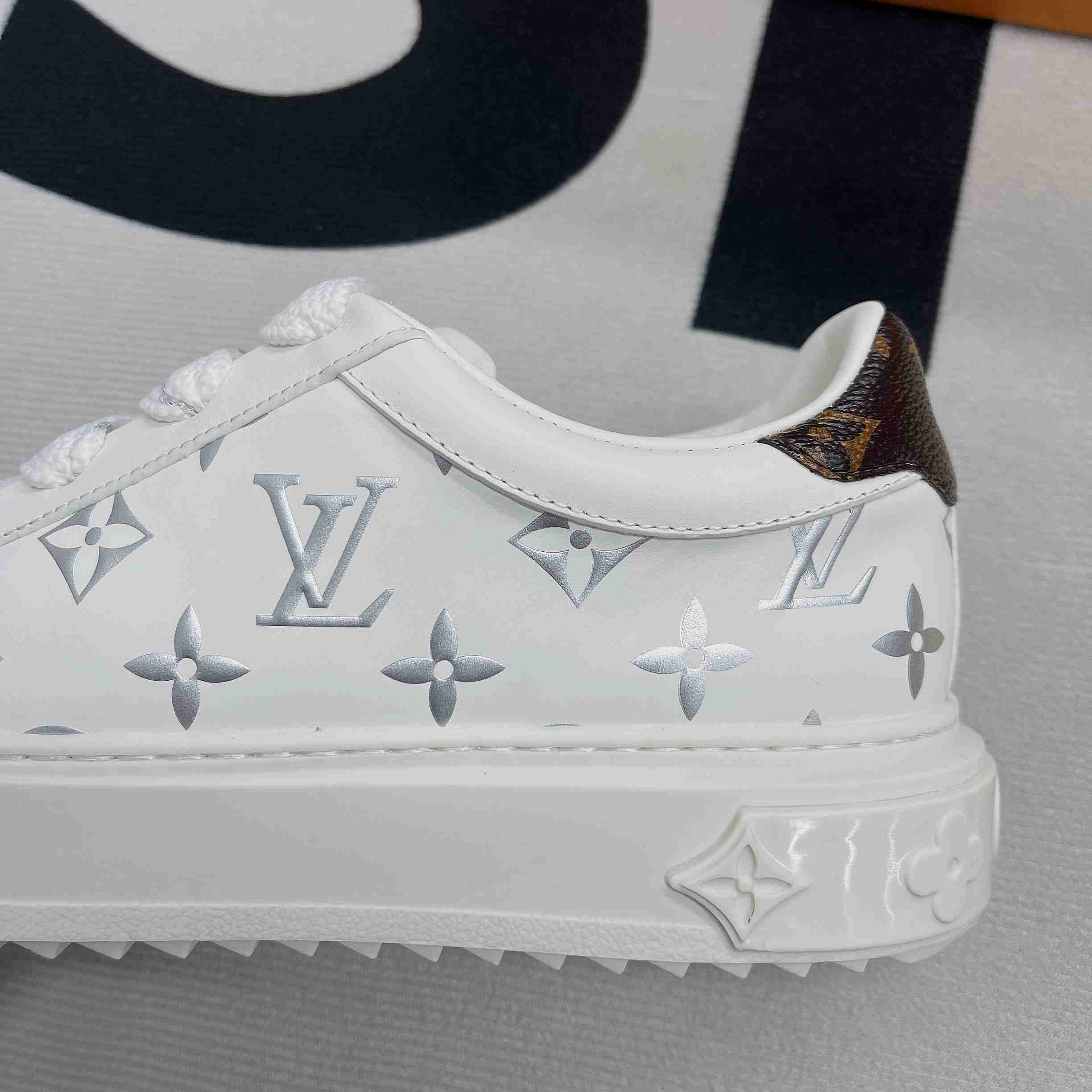 L0vis Vvtt0n LV Time Out Sneaker White For Men