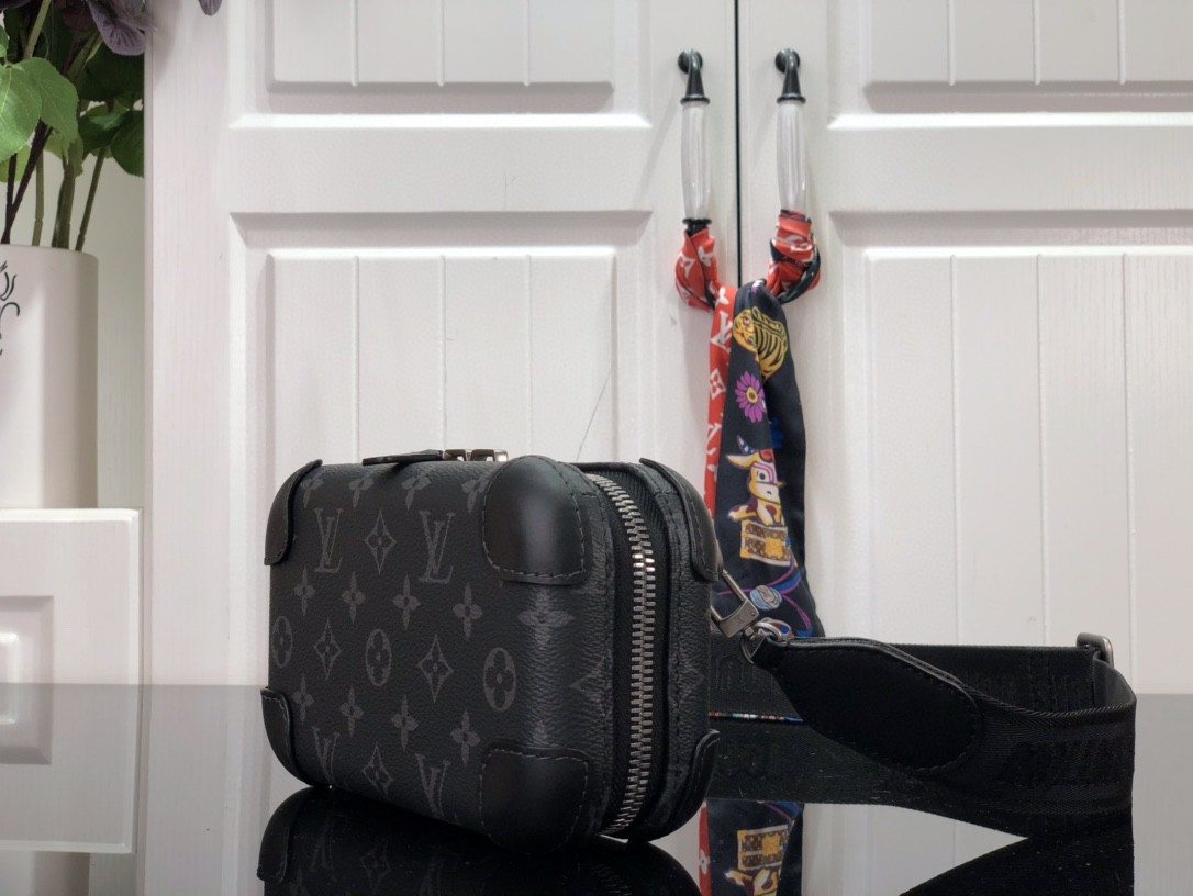 L0vis Vvtt0n Smooth Horizon Clutch Black 21cm/ 8.3 in