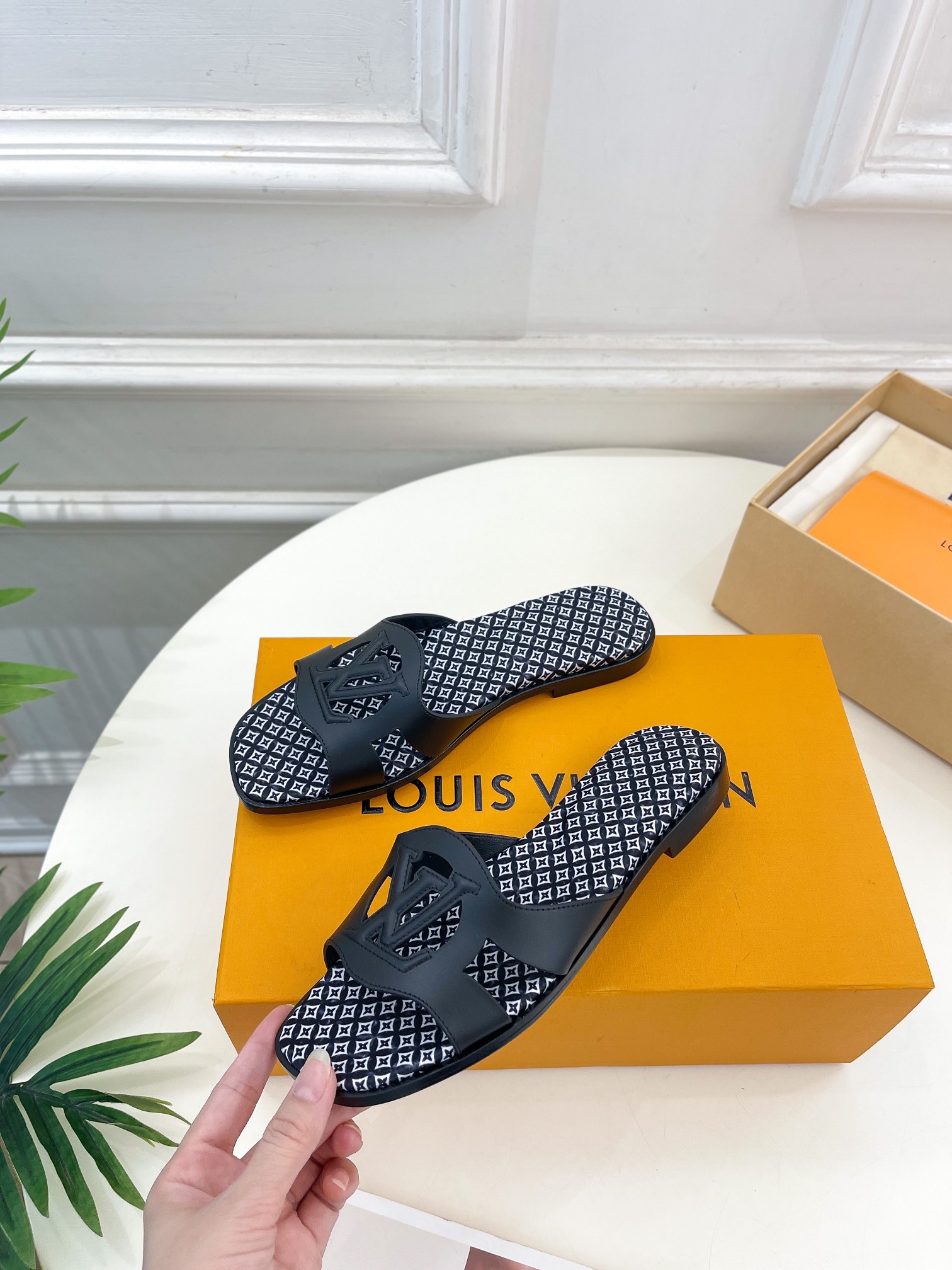 L0vis Vvtt0n Isola Flat Mule LV Black For Women