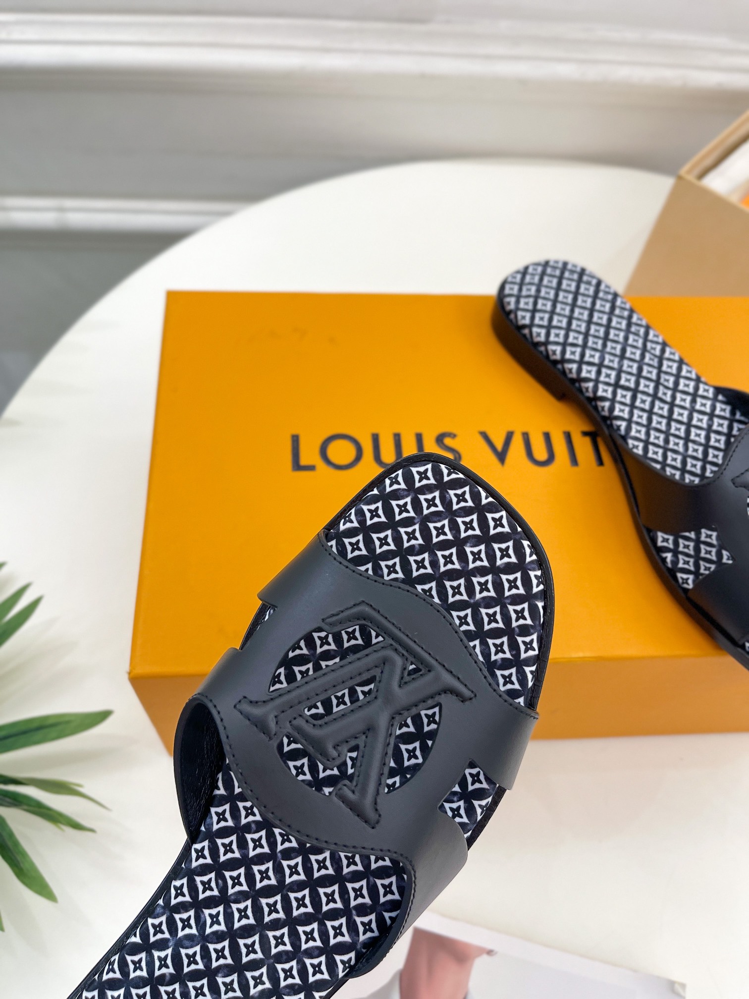 L0vis Vvtt0n Isola Flat Mule LV Black For Women