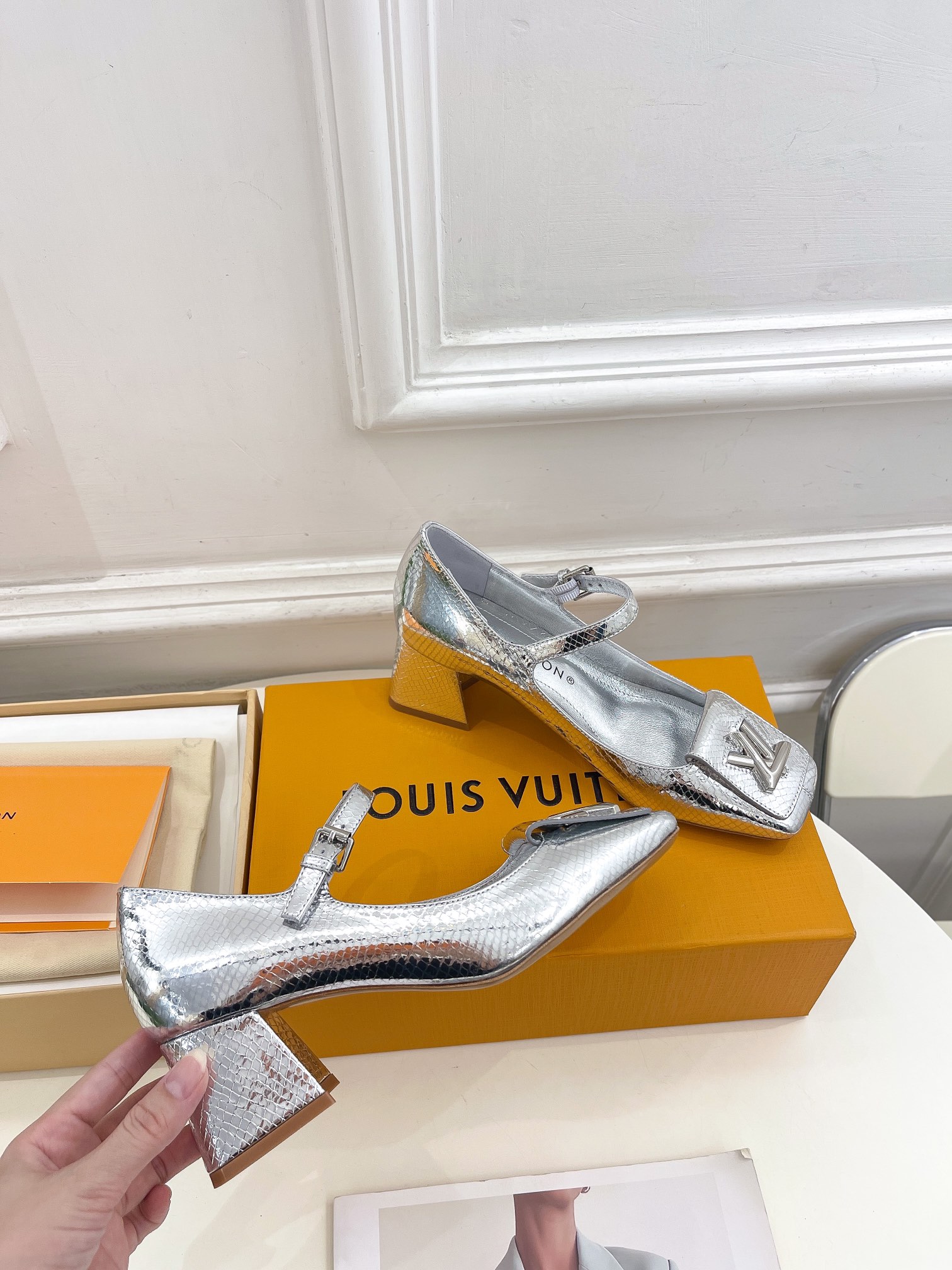 L0vis Vvtt0n Shake Pump Silver For Women 5.5 cm / 2.2-inch