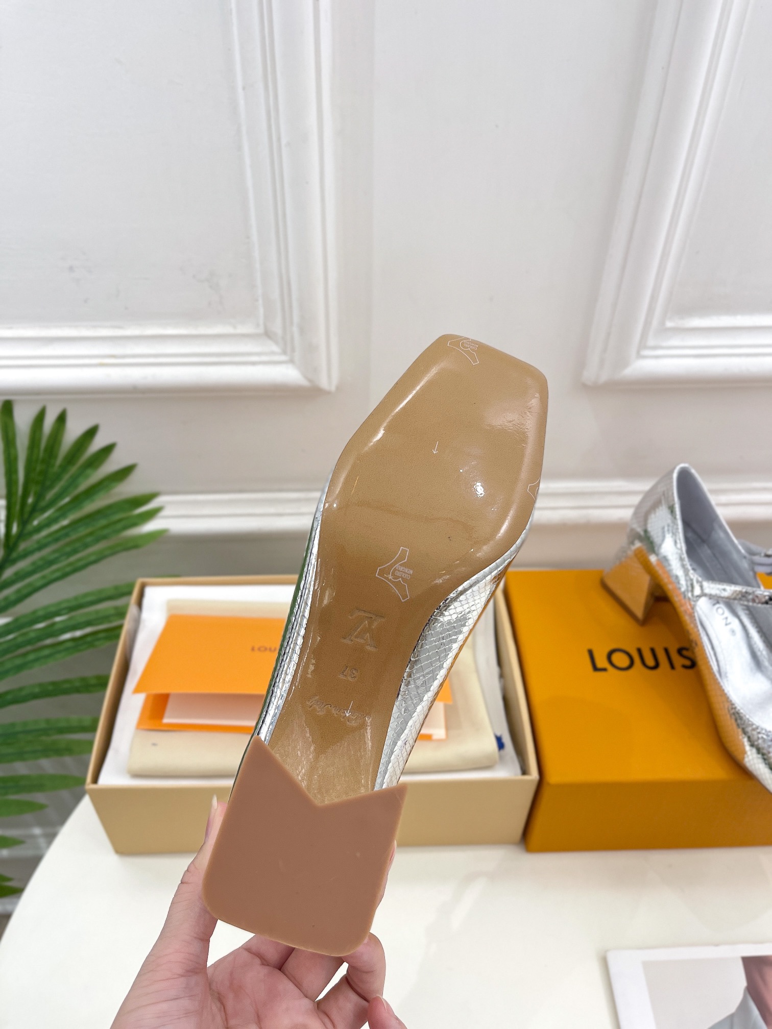 L0vis Vvtt0n Shake Pump Silver For Women 5.5 cm / 2.2-inch