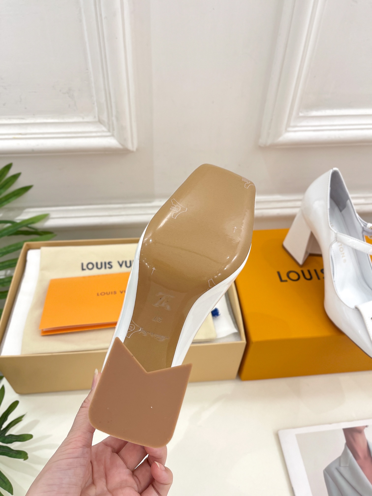 L0vis Vvtt0n Shake Pump White For Women 8.5 cm / 3.3-inch