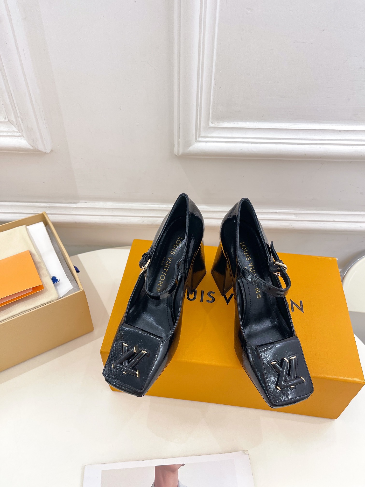 L0vis Vvtt0n Shake Pump Black For Women 8.5 cm / 3.3-inch