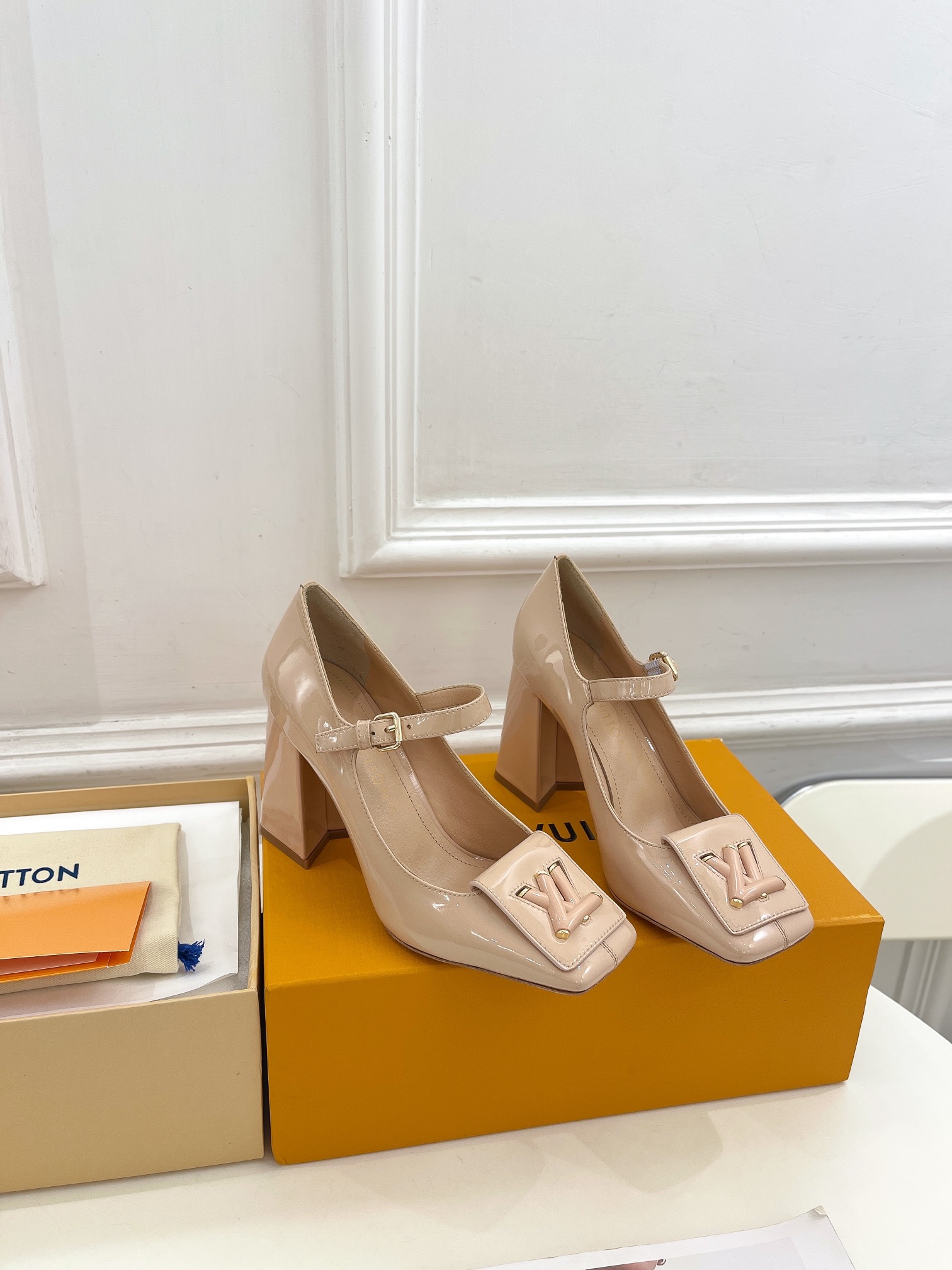 L0vis Vvtt0n Shake Pump Pink For Women 8.5 cm / 3.3-inch