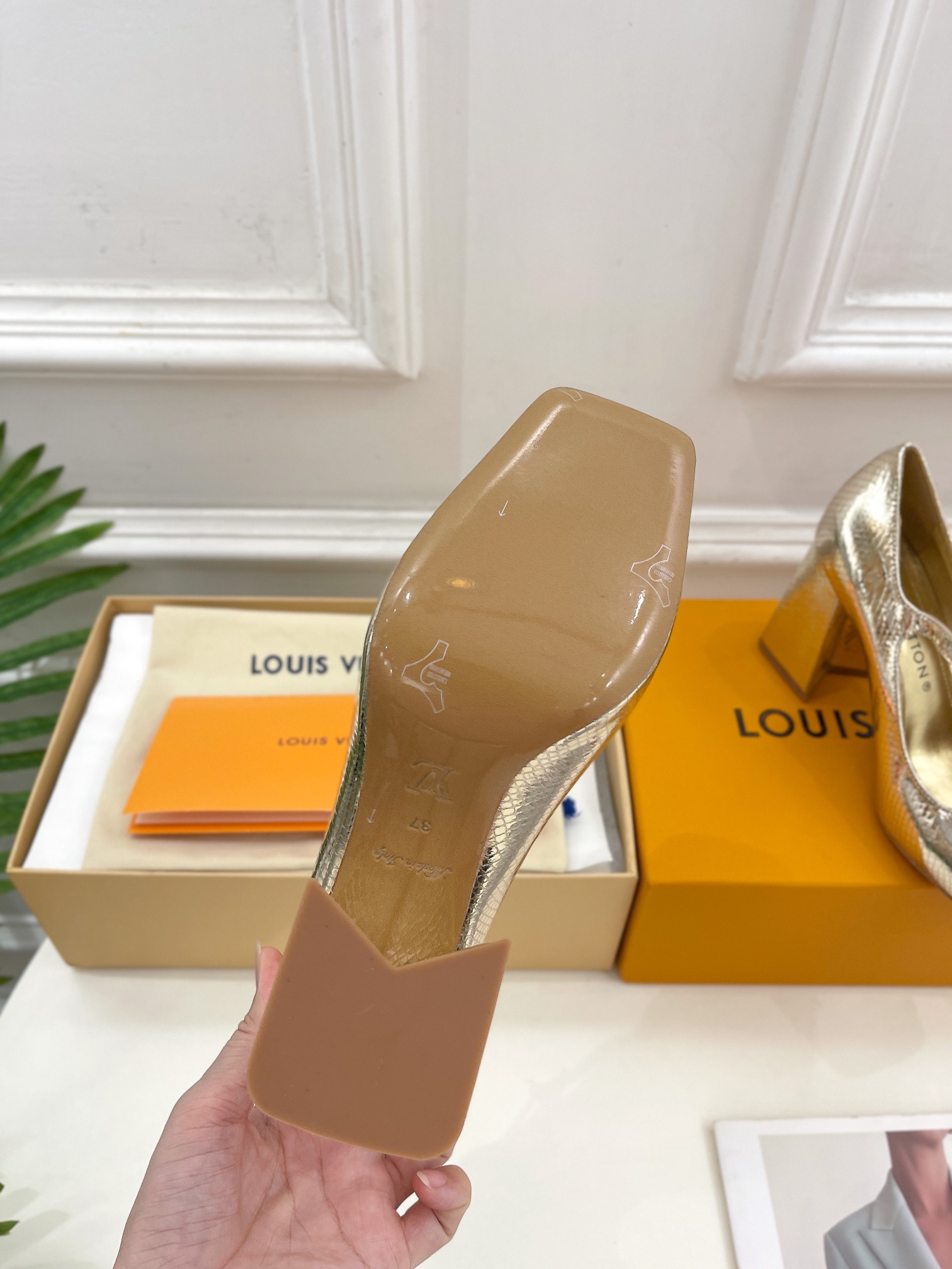 L0vis Vvtt0n Shake Pump Gold For Women 8.5 cm / 3.3-inch