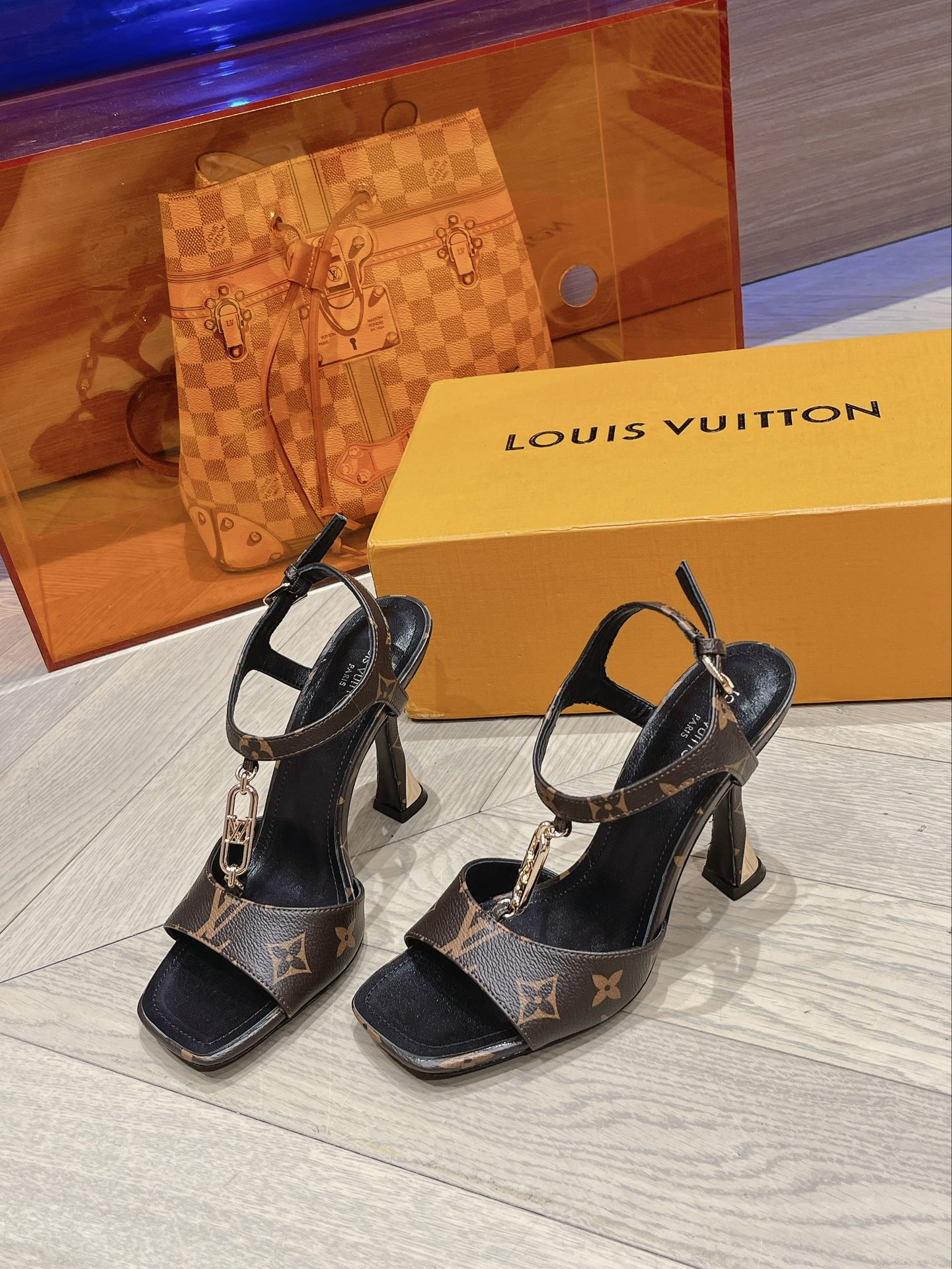 L0vis Vvtt0n Sparkle Sandal Brown For Women 9.5 cm / 3.7-inch