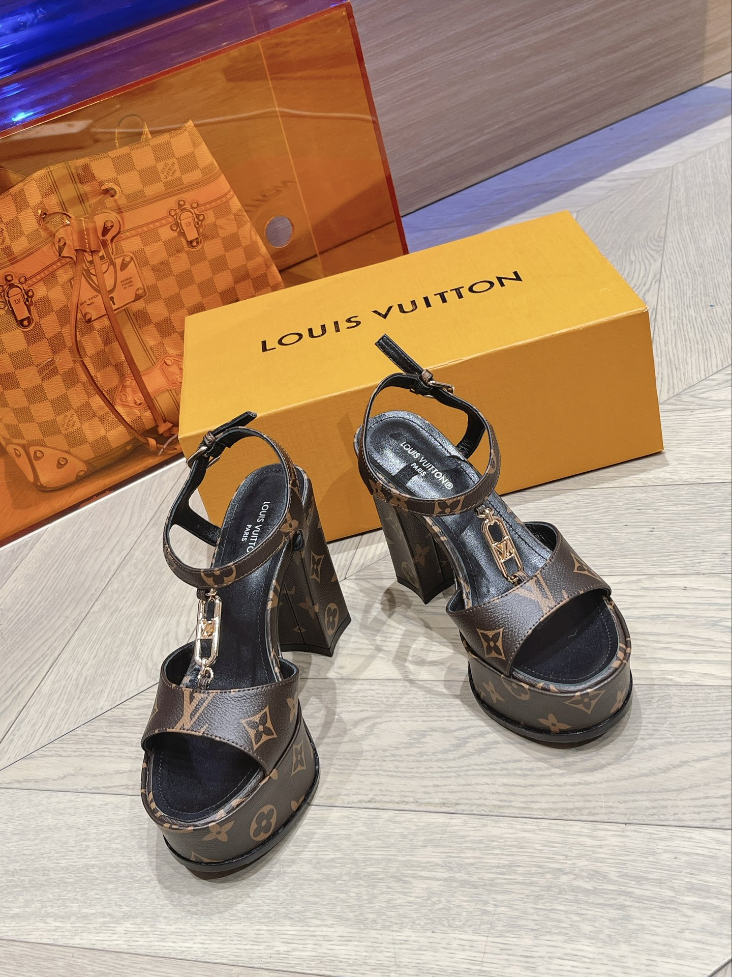 L0vis Vvtt0n Sparkle Sandal Brown For Women