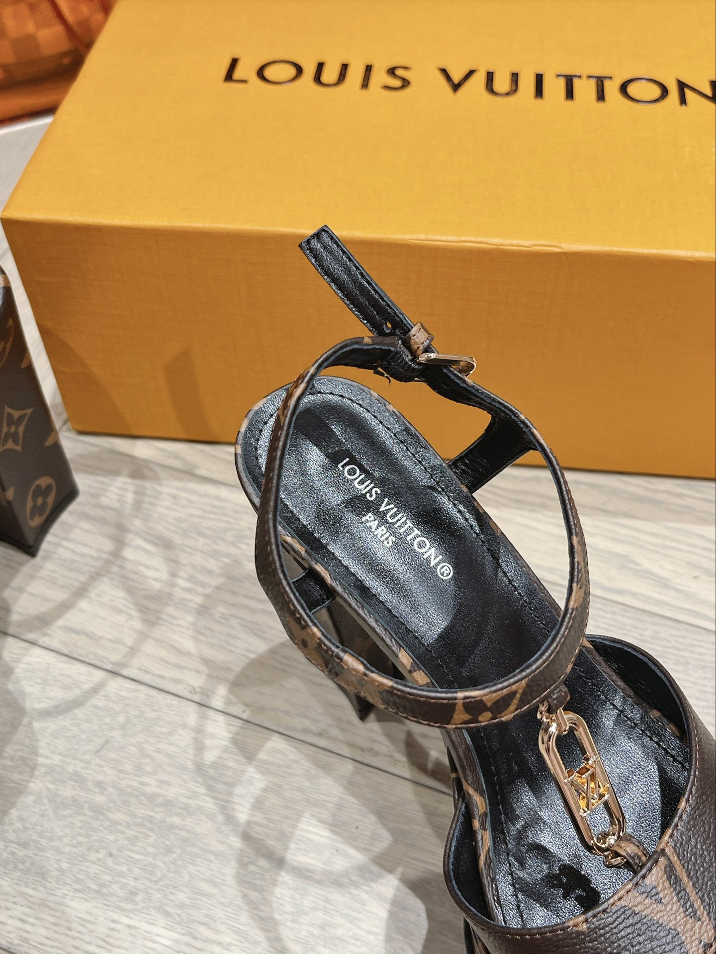 L0vis Vvtt0n Sparkle Sandal Brown For Women