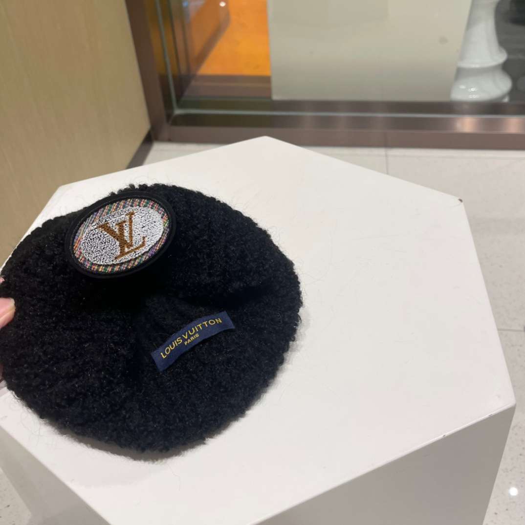 L0vis Vvtt0n Ahead Beanie Black For Women