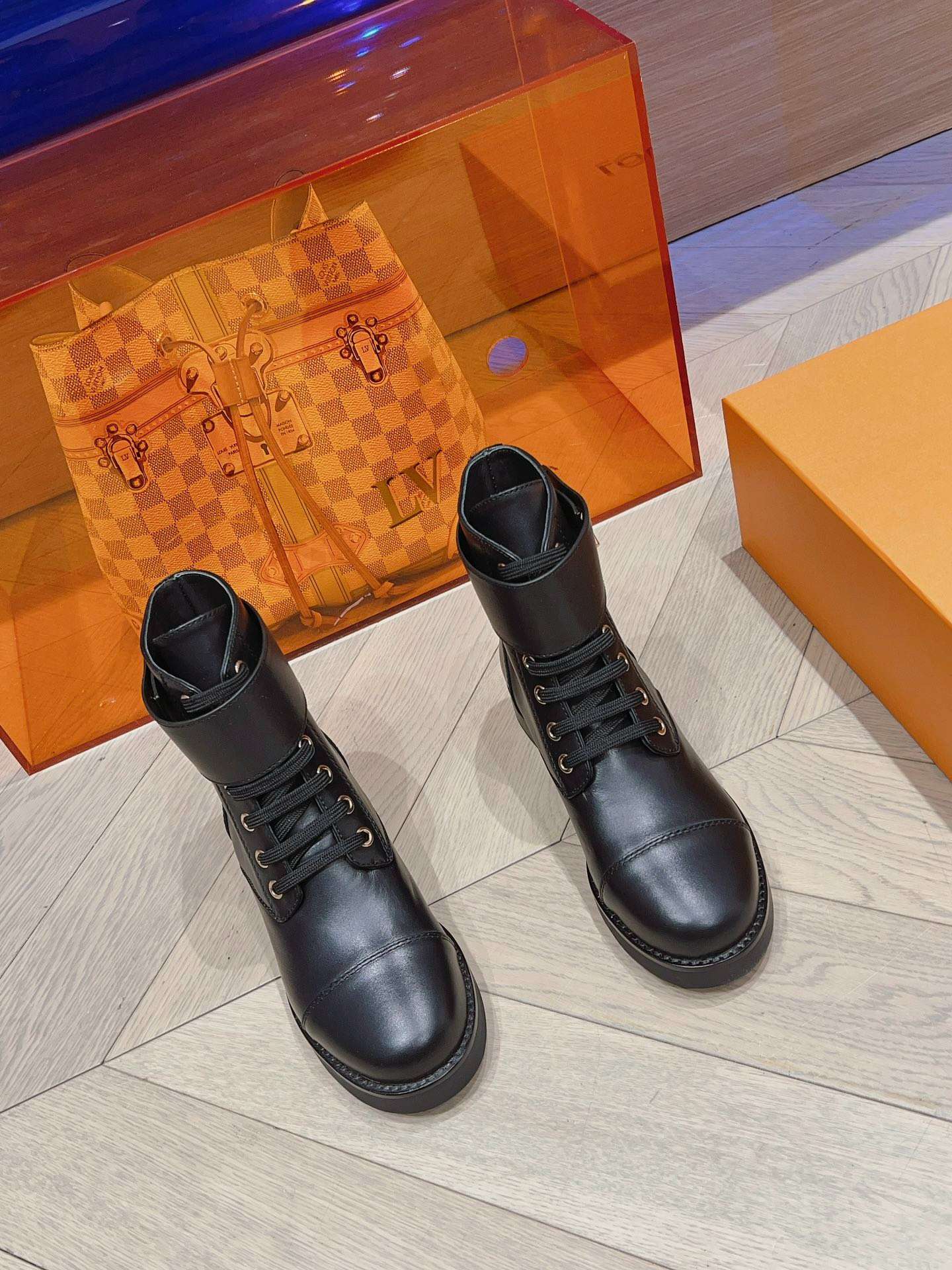 L0vis Vvtt0n Wonderland Flat Ranger Black For Women 1AAV57