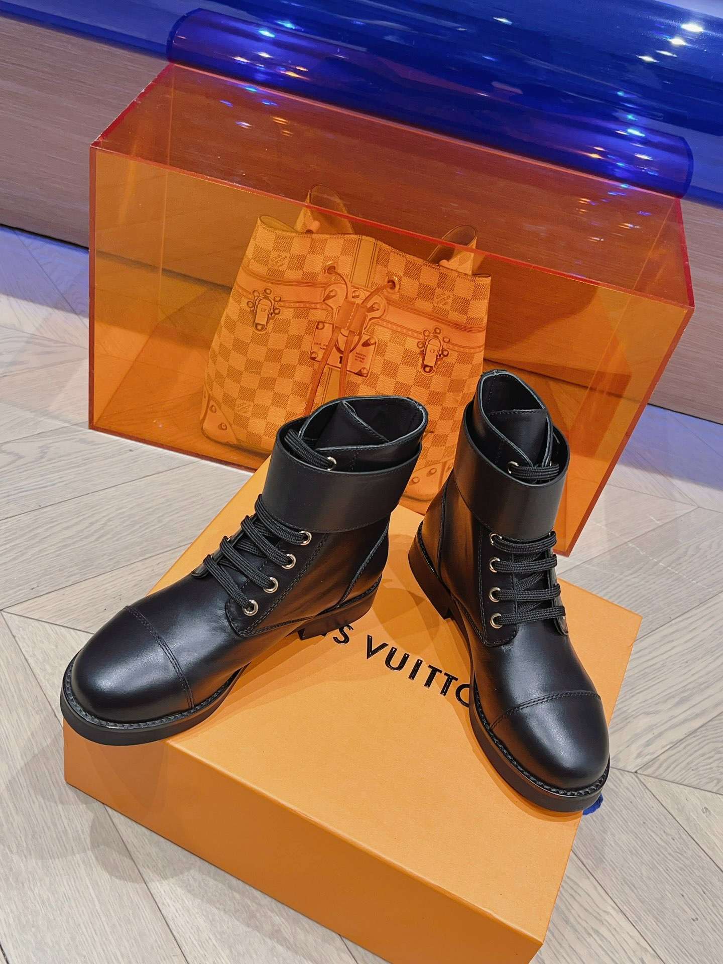 L0vis Vvtt0n Wonderland Flat Ranger Black For Women 1AAV57