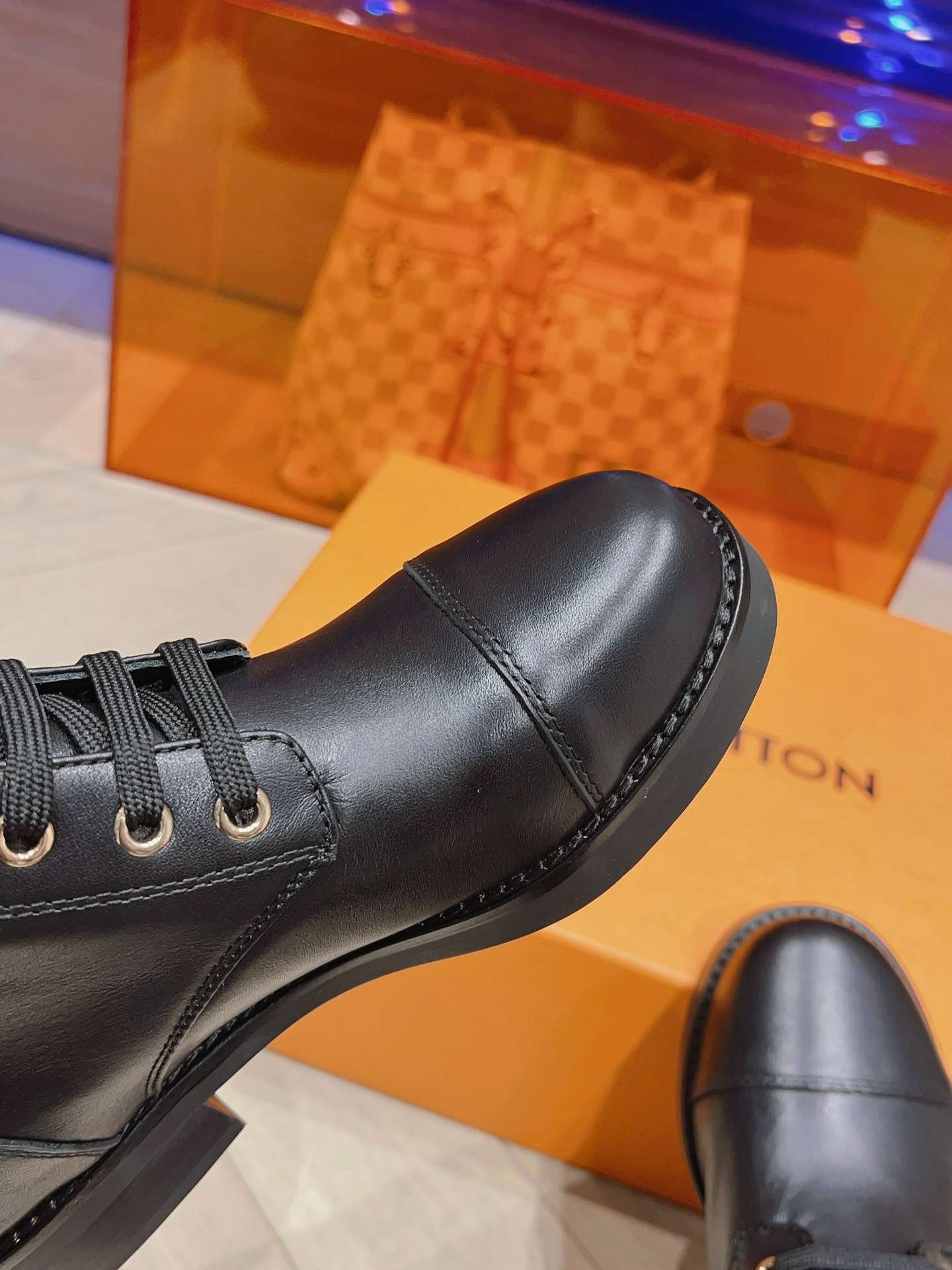 L0vis Vvtt0n Wonderland Flat Ranger Black For Women 1AAV57