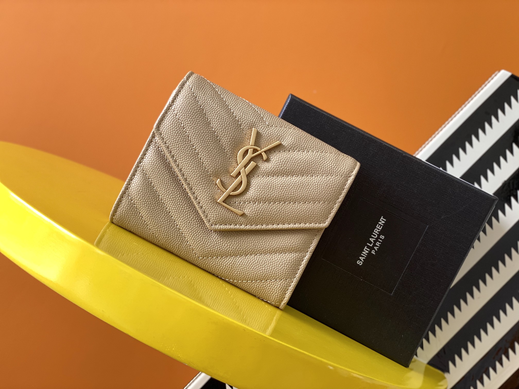 Sa1nt Lau*nt Cassandre Matelaseé Compact Tri Fold Wallet Dark Beige For Women 4.9in/12.5cm 403943BOW012721 Y51