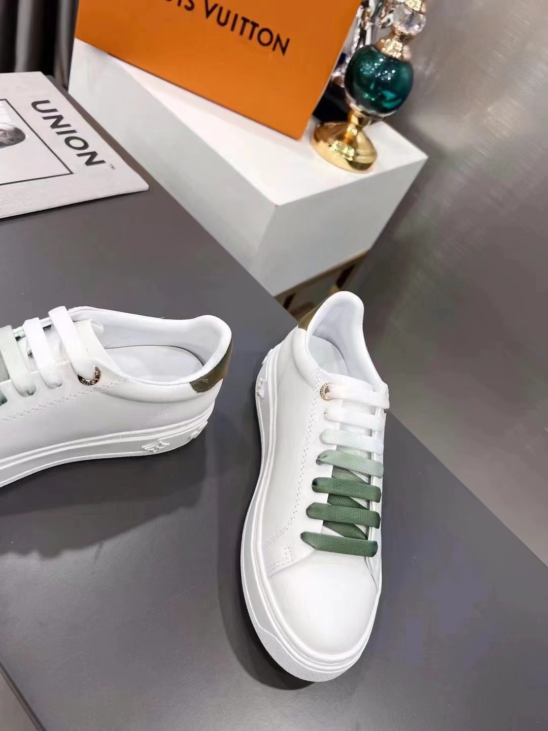 L0vis Vvtt0n Women’s Time Out Sneaker Khaki Green For Women LV 1AA1C3