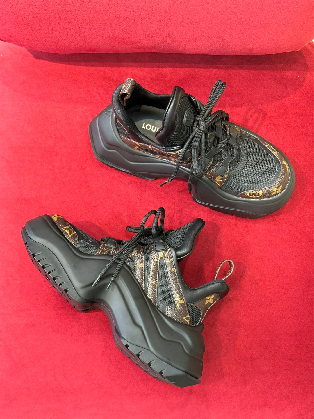 L0vis Vvtt0n LV Archlight Sneaker Black For Women 1A43LL