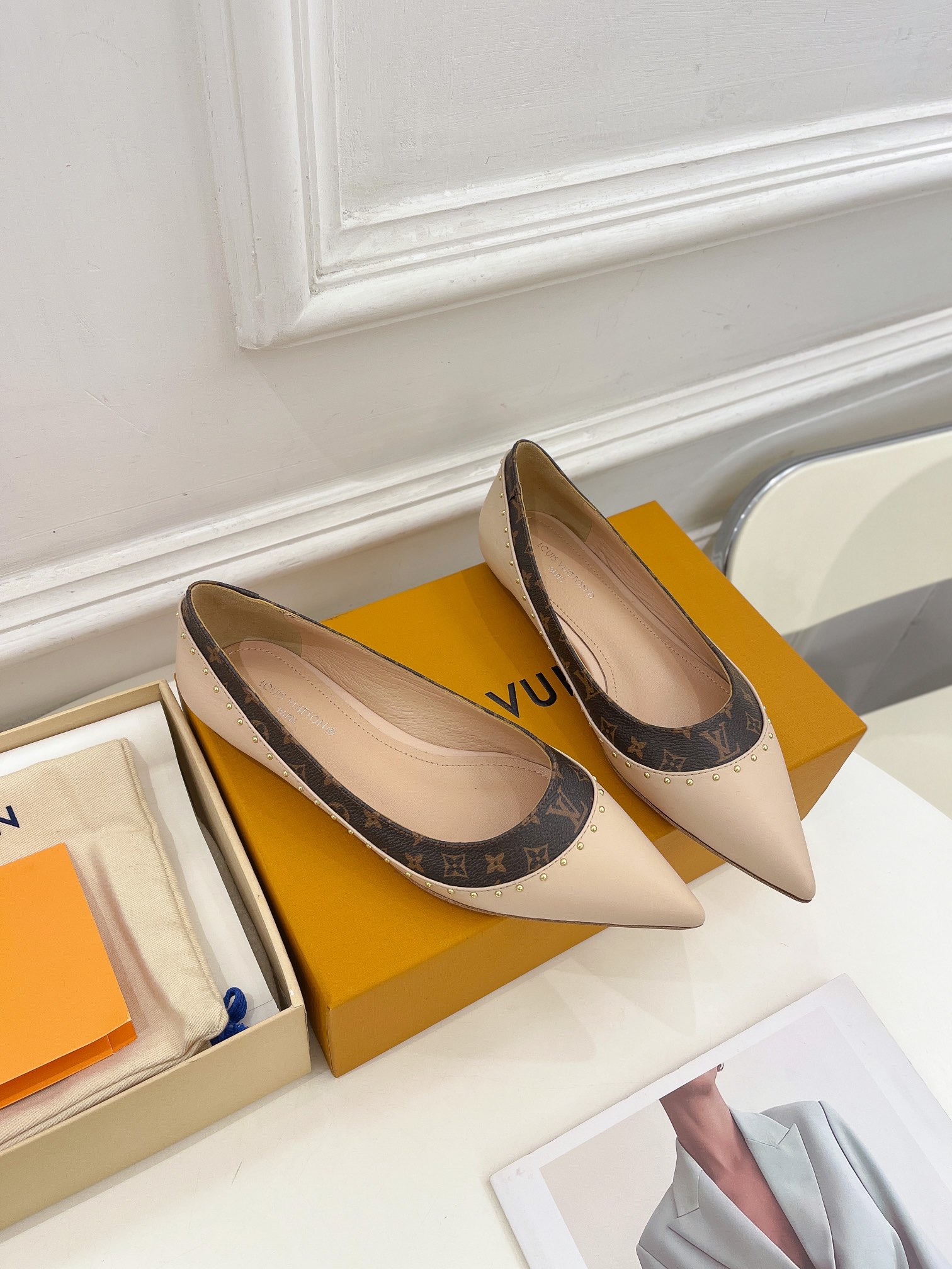 L0vis Vvtt0n Signature Flat Ballerina Beige For Women