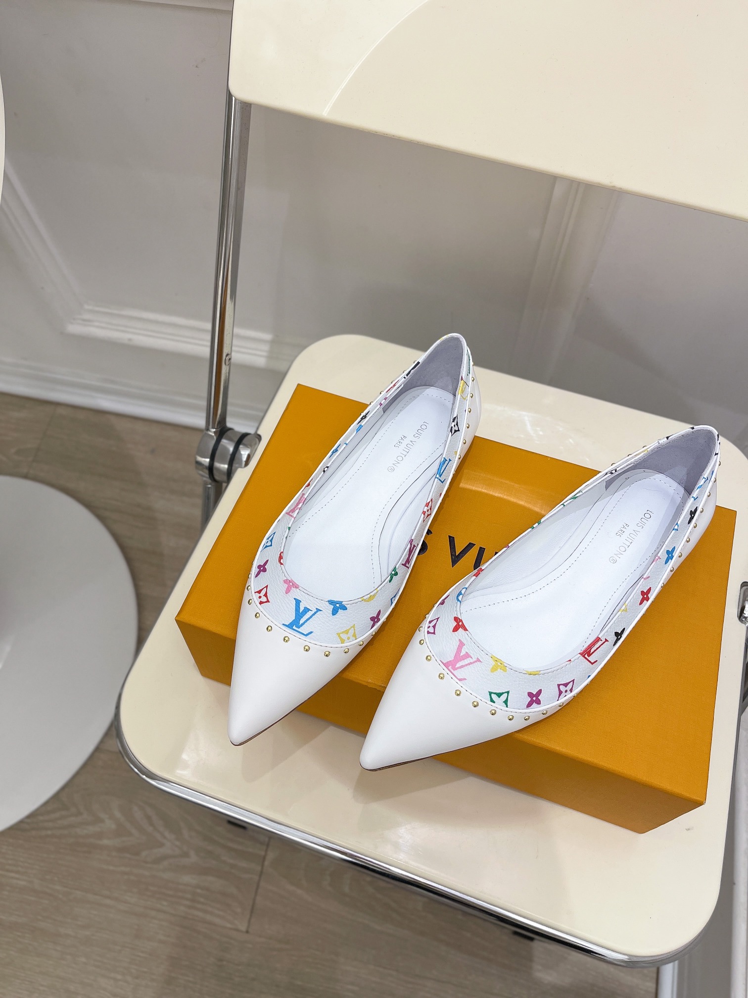 L0vis Vvtt0n Signature Flat Ballerina White For Women