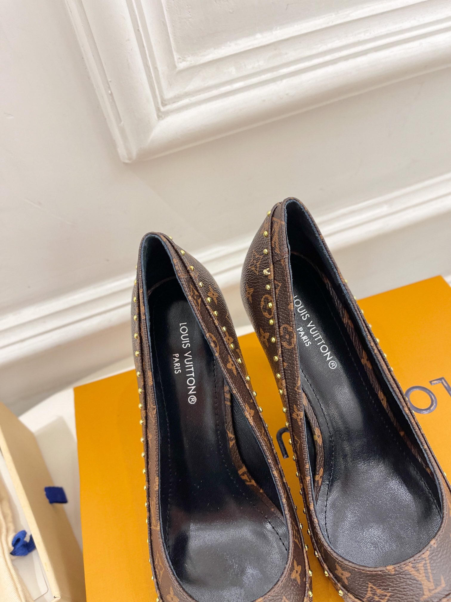 L0vis Vvtt0n Signature Pump Brown For Women 9.5/3.7in