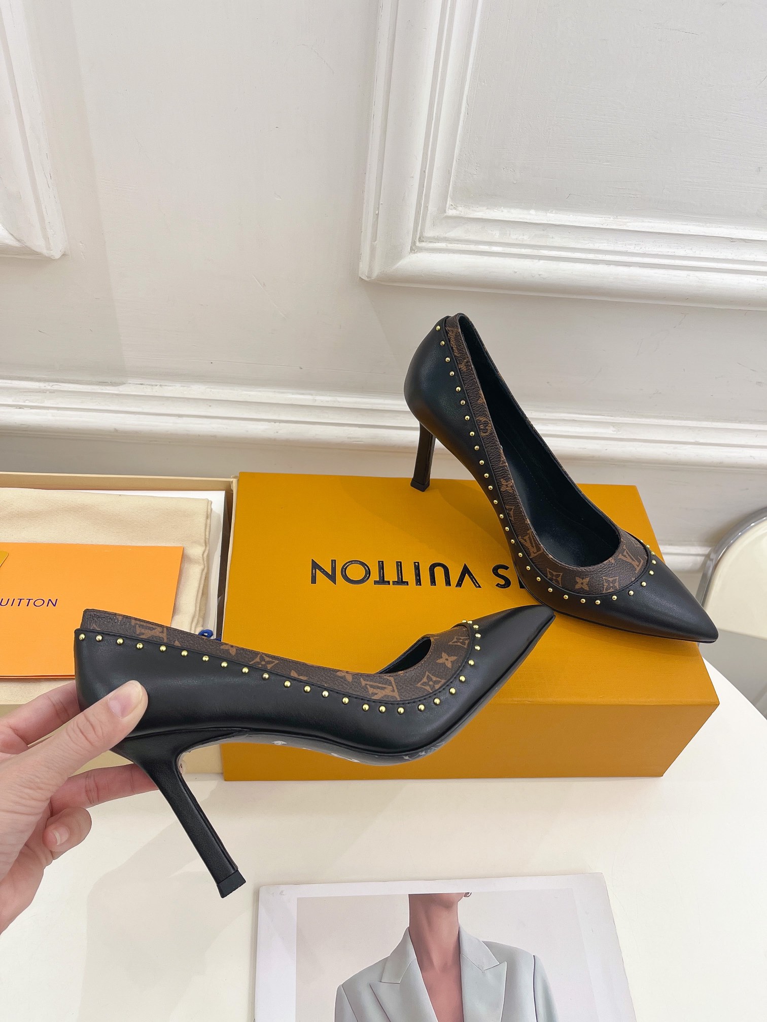 L0vis Vvtt0n Signature Pump Black For Women 9.5/3.7in 1AACFB