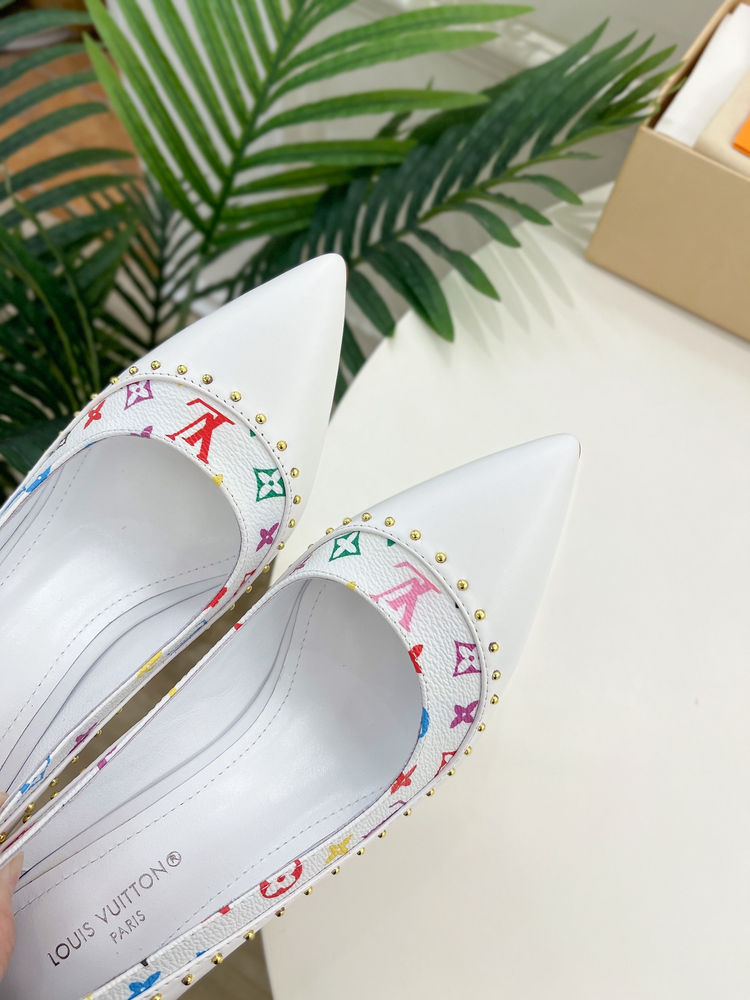 L0vis Vvtt0n Signature Pump White For Women 9.5/3.7in