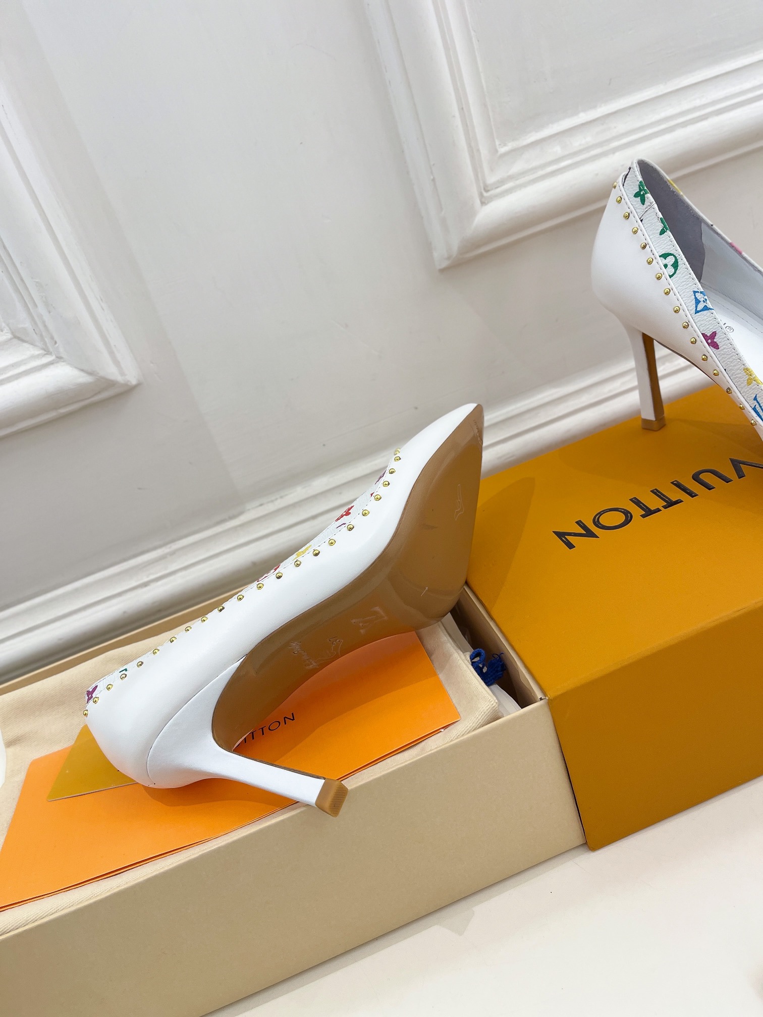 L0vis Vvtt0n Signature Pump White For Women 9.5/3.7in