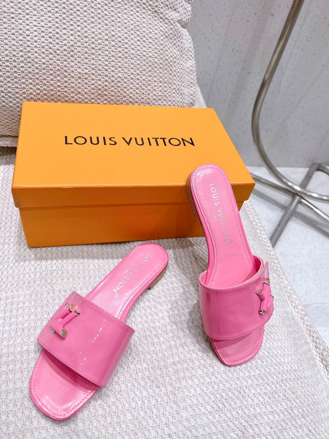 L0vis Vvtt0n Shake Flat Mule Pink For Women