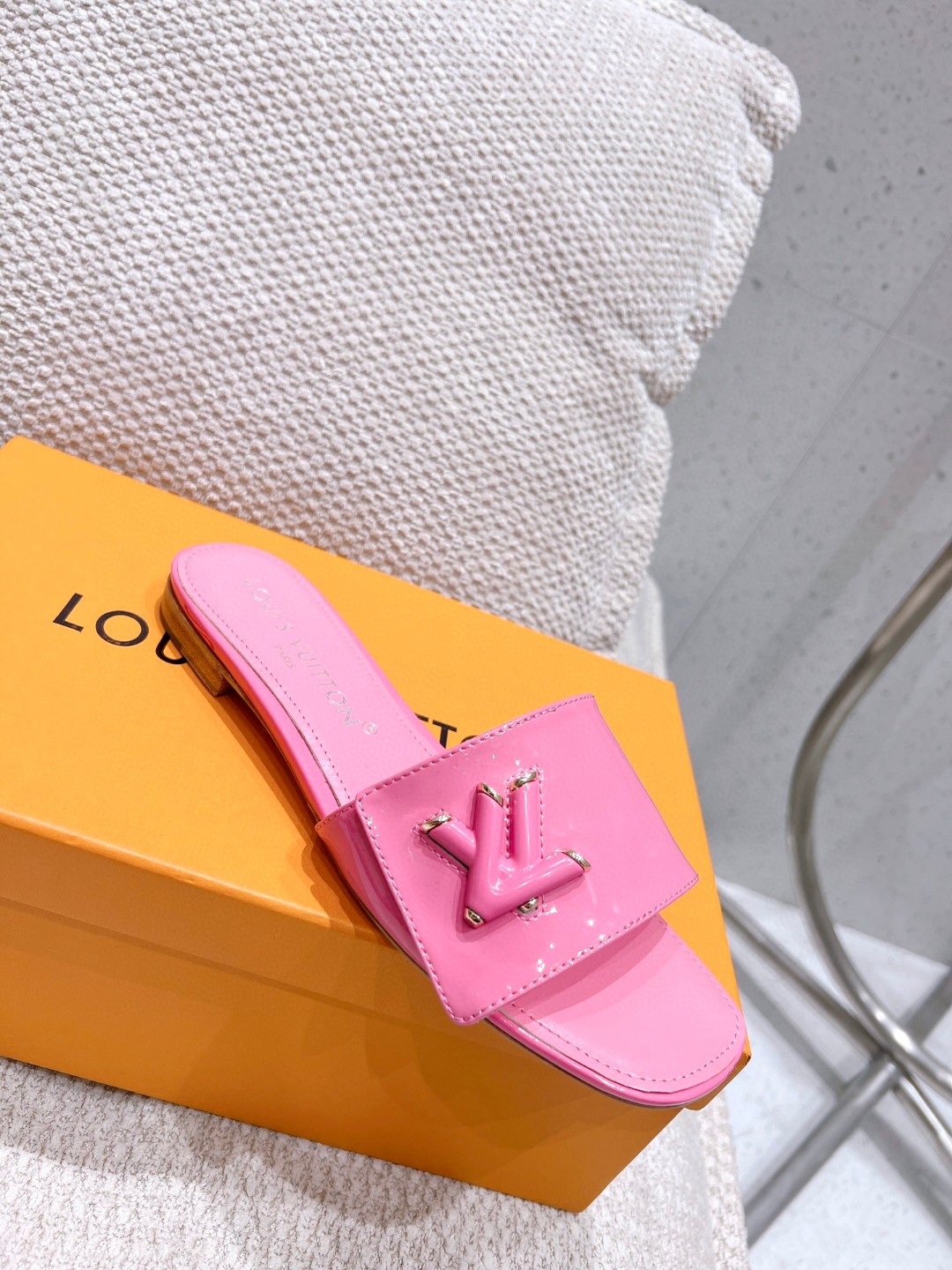 L0vis Vvtt0n Shake Flat Mule Pink For Women