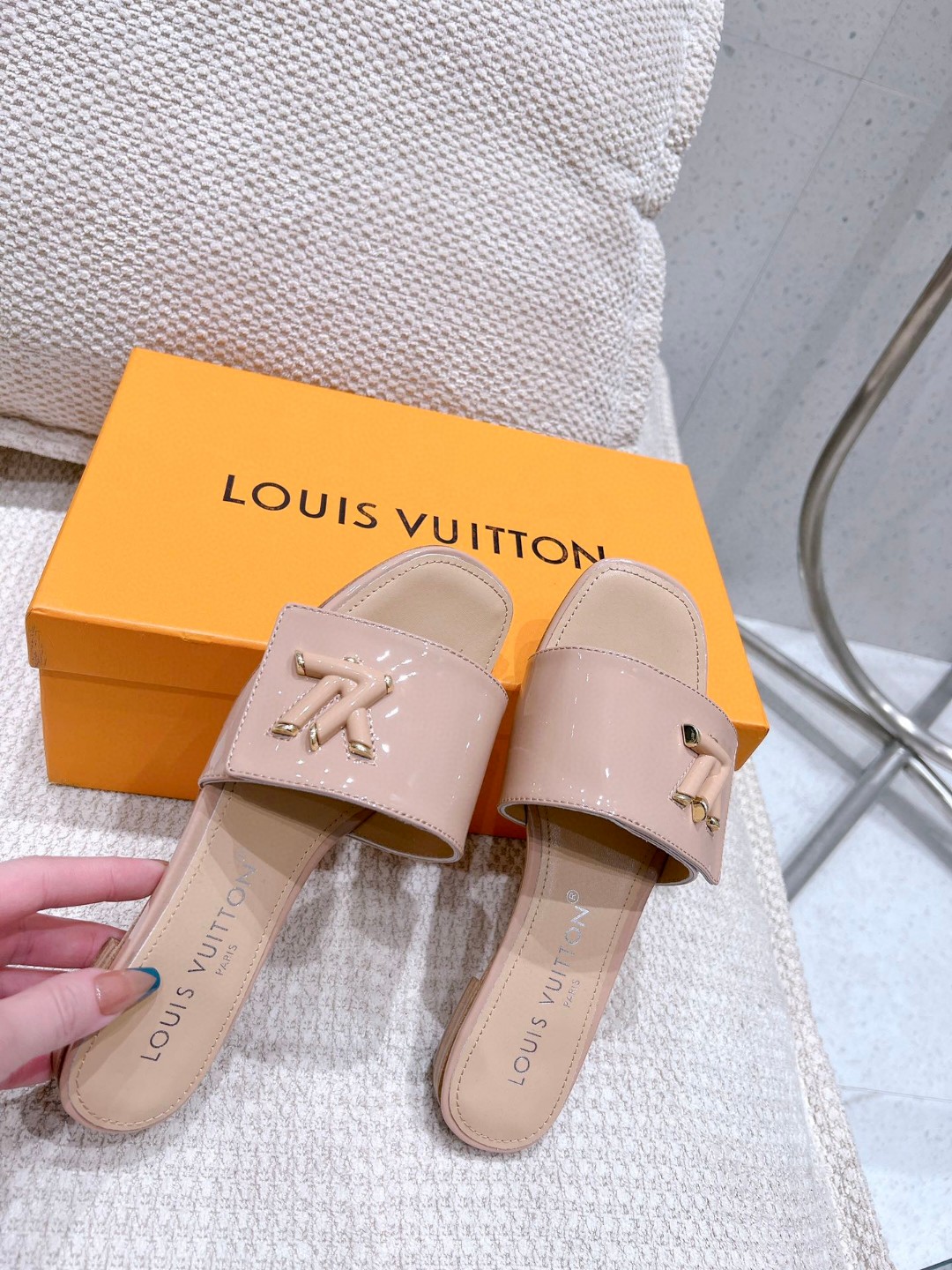 L0vis Vvtt0n Shake Flat Mule Beige For Women