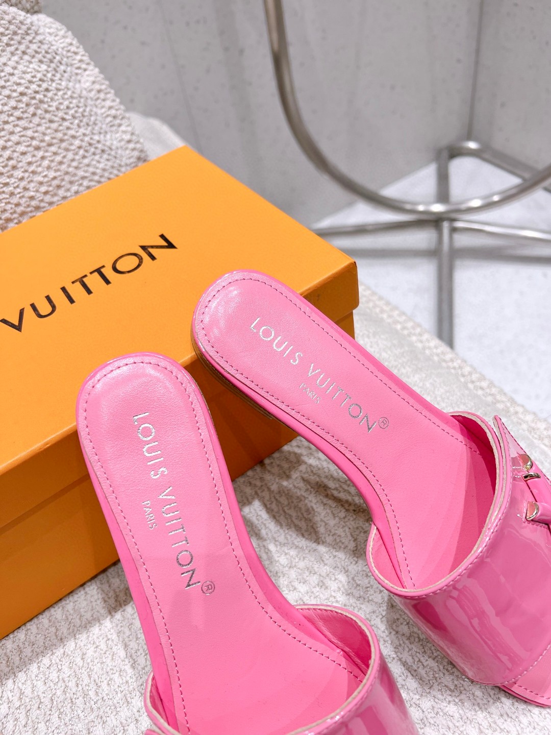 L0vis Vvtt0n Shake Flat Mule Pink For Women