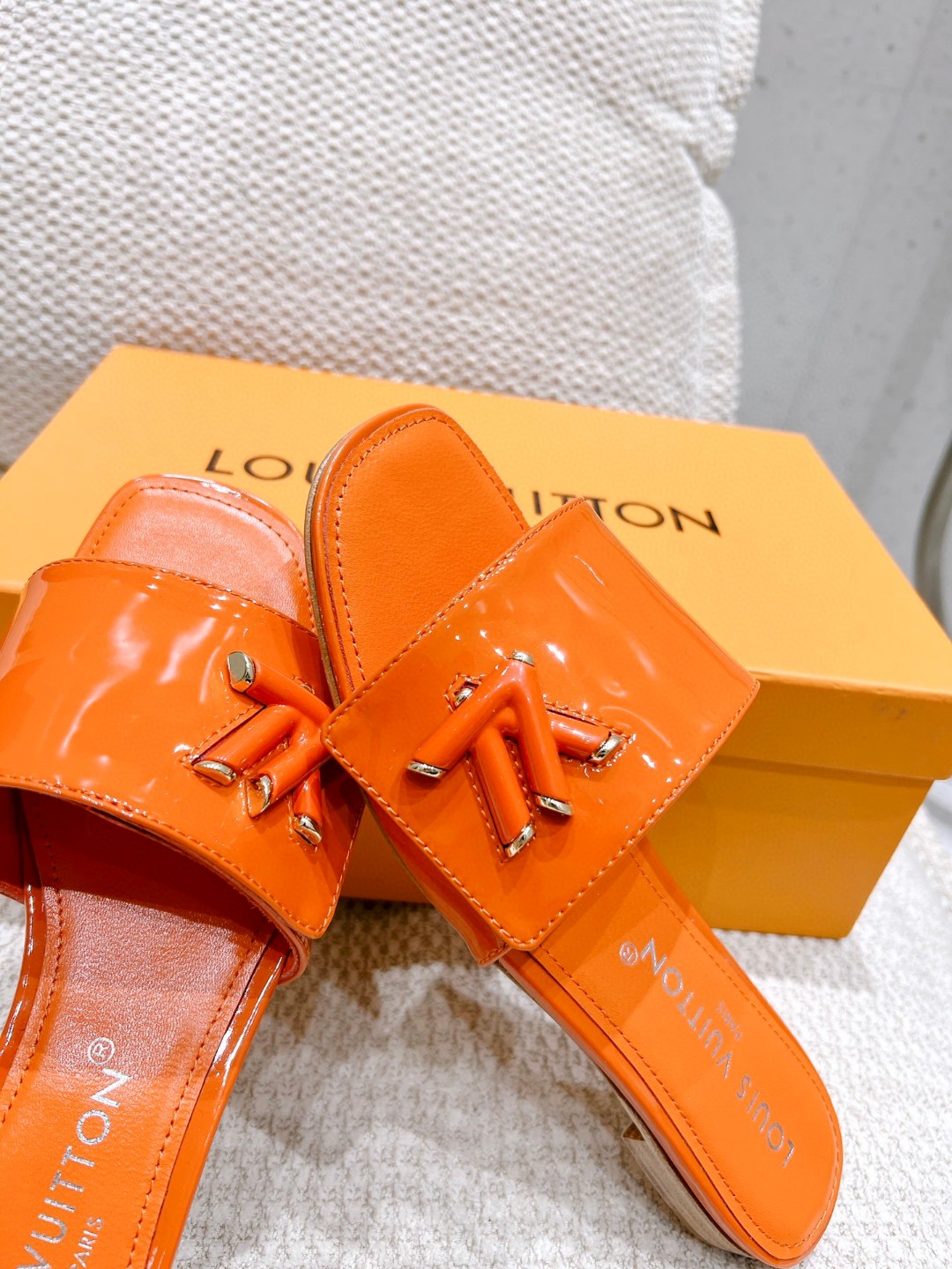 L0vis Vvtt0n Shake Flat Mule Orange For Women