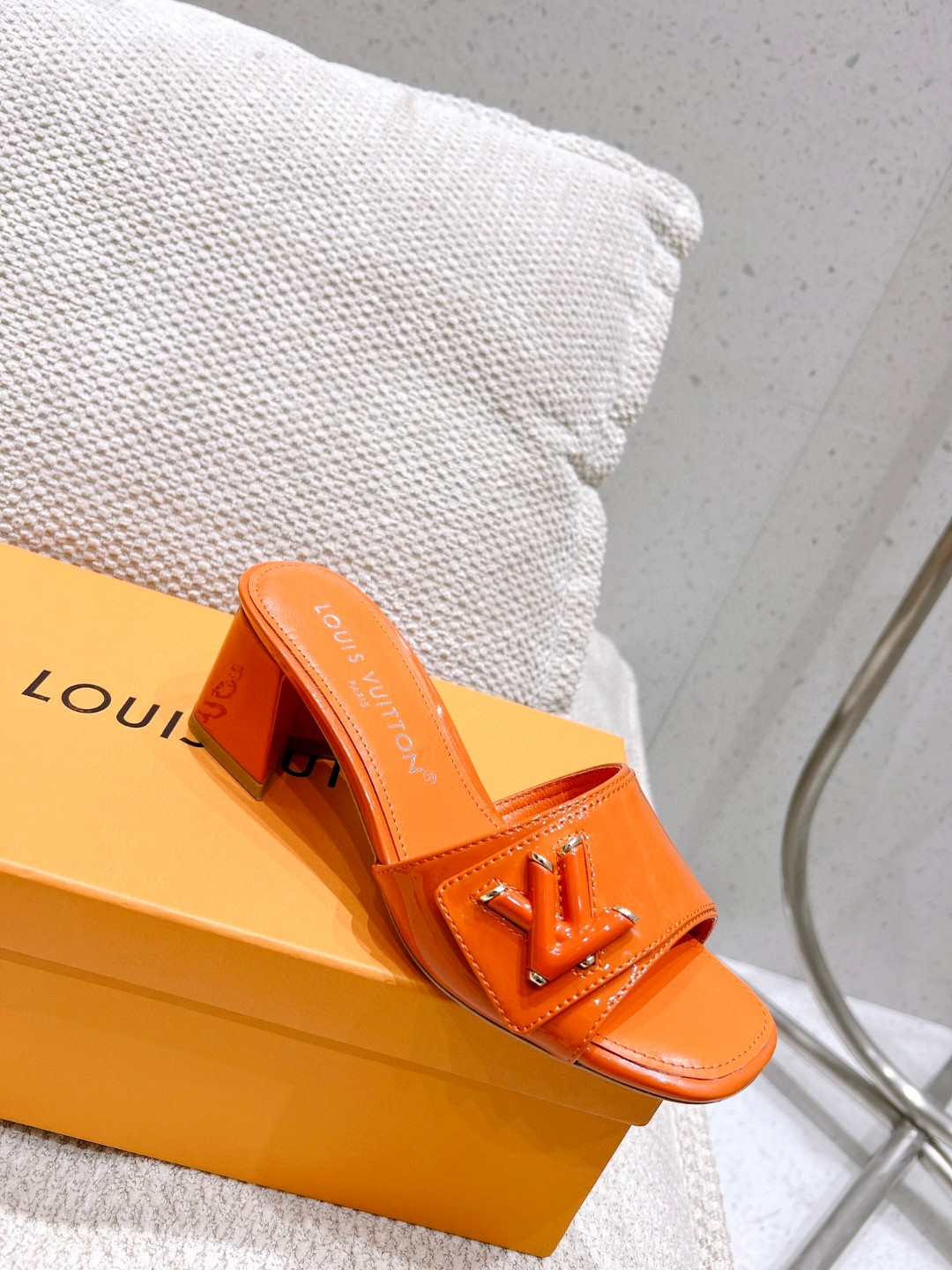 L0vis Vvtt0n Shake Mule Orange For Women